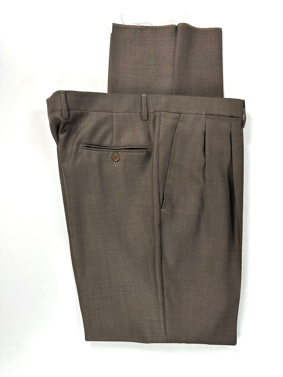 Pantalone Garrett's piegato: dettaglio della vita con le pince