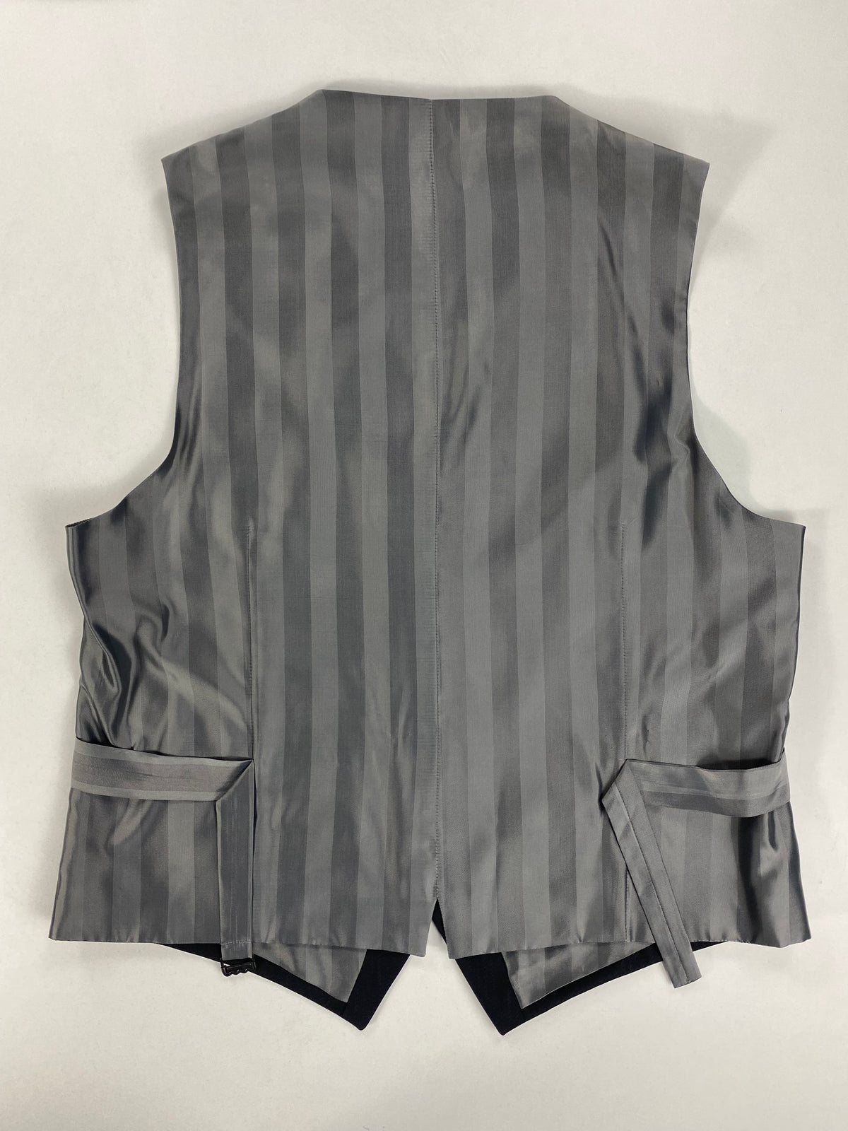 Retro del gilet Pal Zileri in fodera grigia a righe con martingala regolabile