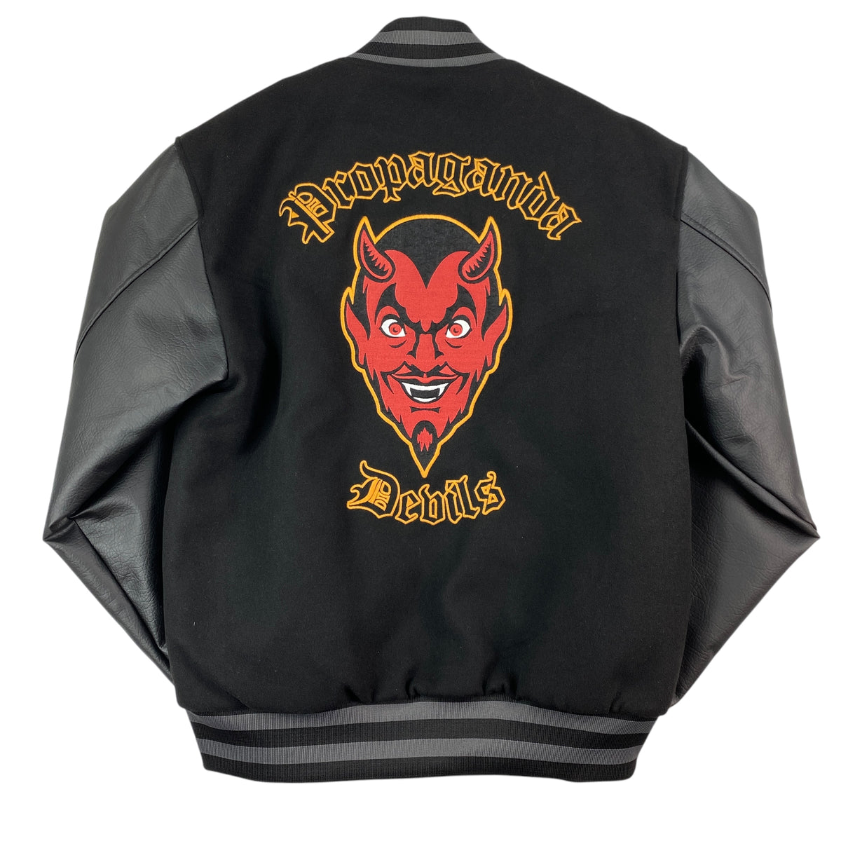 Retro del bomber varsity Propaganda con grande ricamo del diavolo Mefisto tra le scritte Propaganda e Devils in caratteri gotici