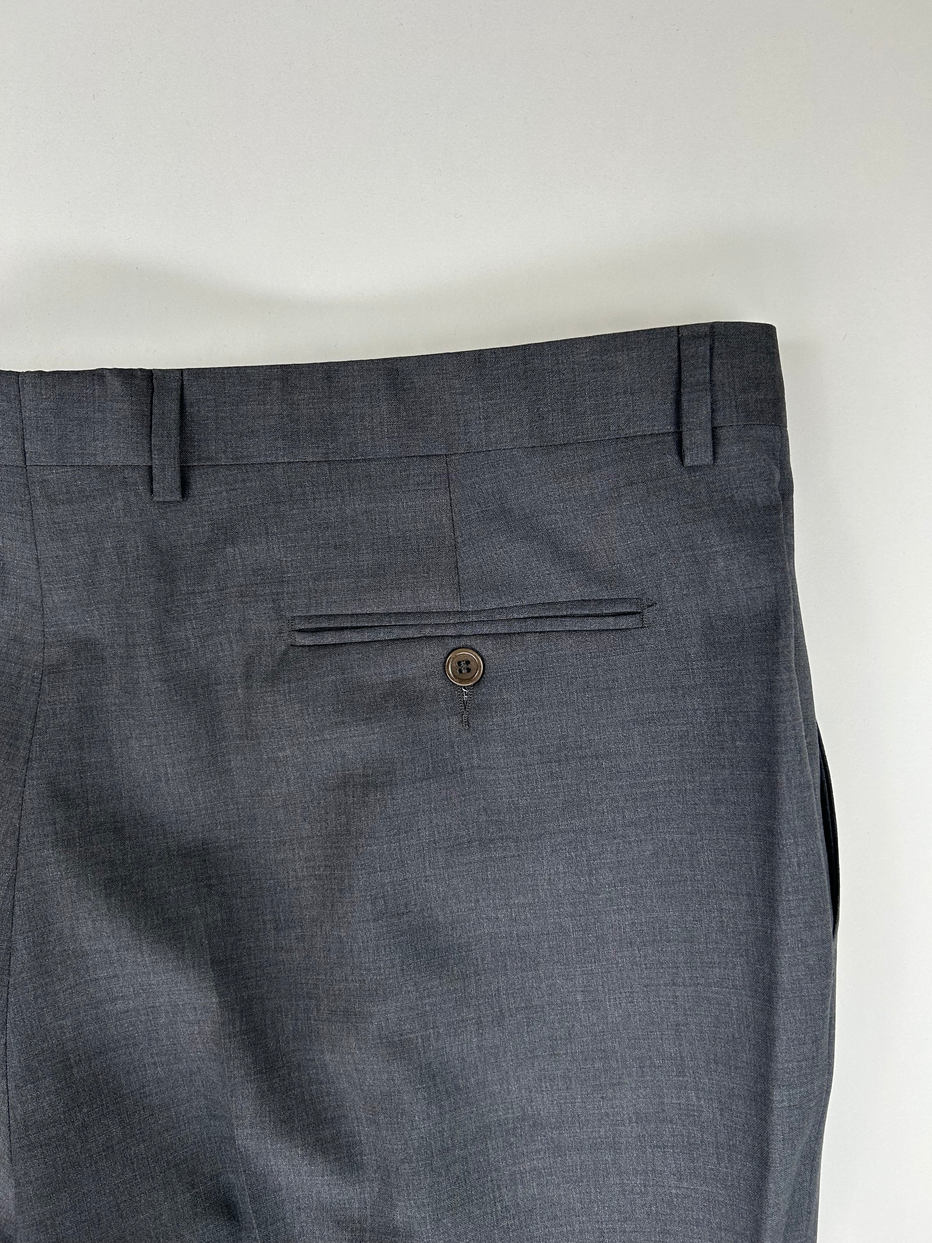Dettaglio tasca posteriore con bottone, pantalone Deimos