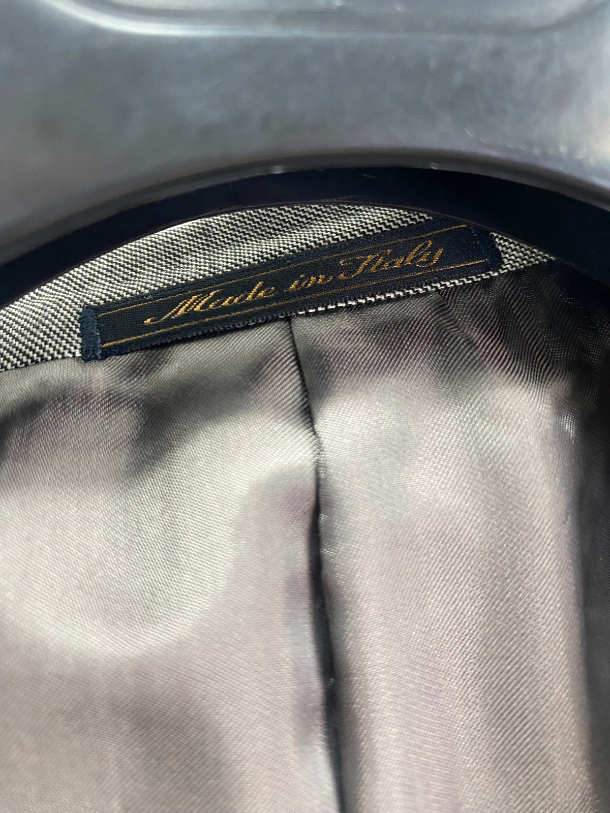 Collo interno della giacca Garrett's con etichetta Made in Italy e fodera Bemberg
