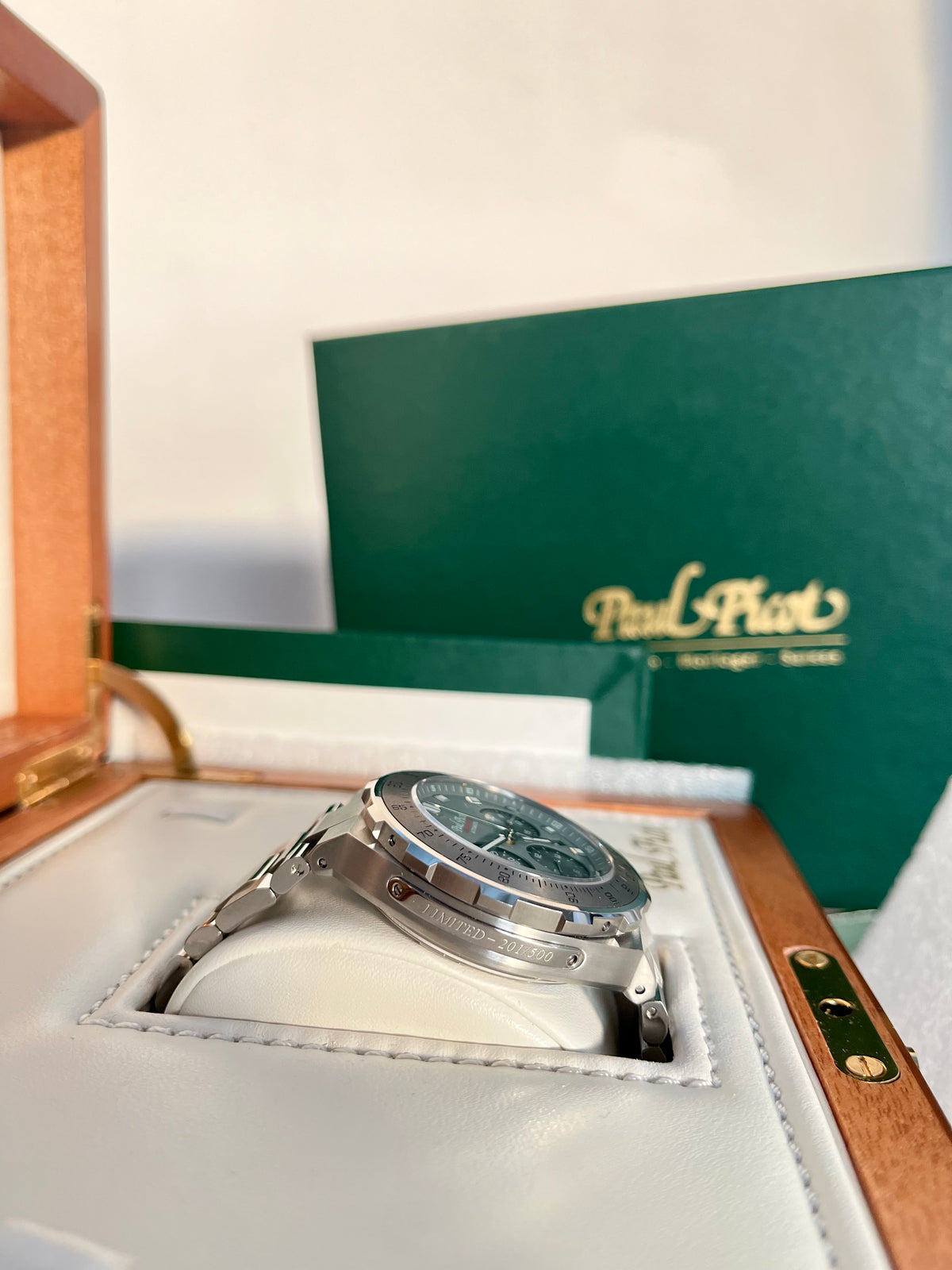 Paul Picot Yachtman Tachymeter — orologio in scatola con custodia verde, dettaglio contatori del cronografo — IlBotteghino