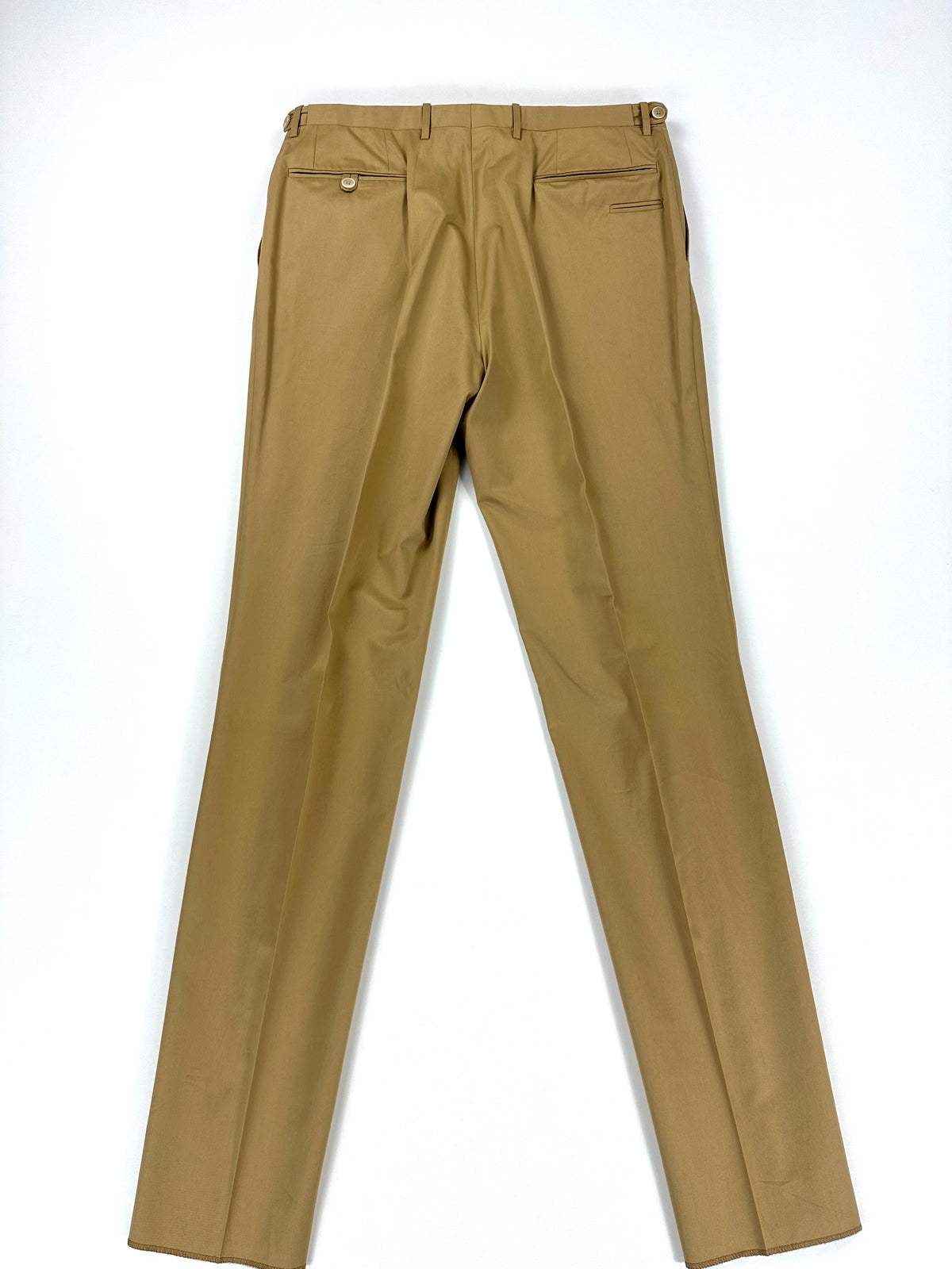 Gambe del pantalone distese, con la piega centrale in evidenza