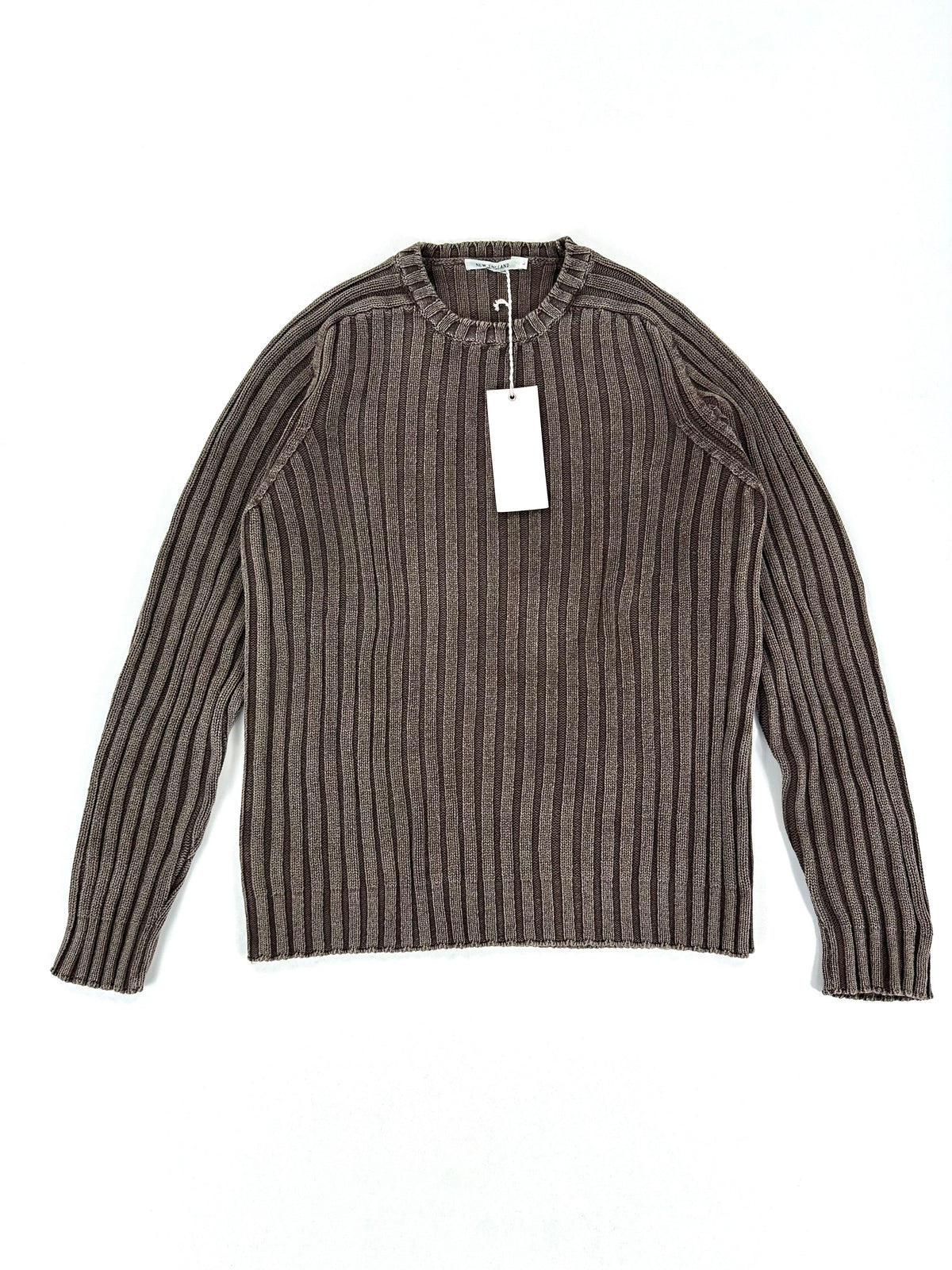 Maglione New England a coste marrone visto di fronte, intero, con cartellino originale applicato