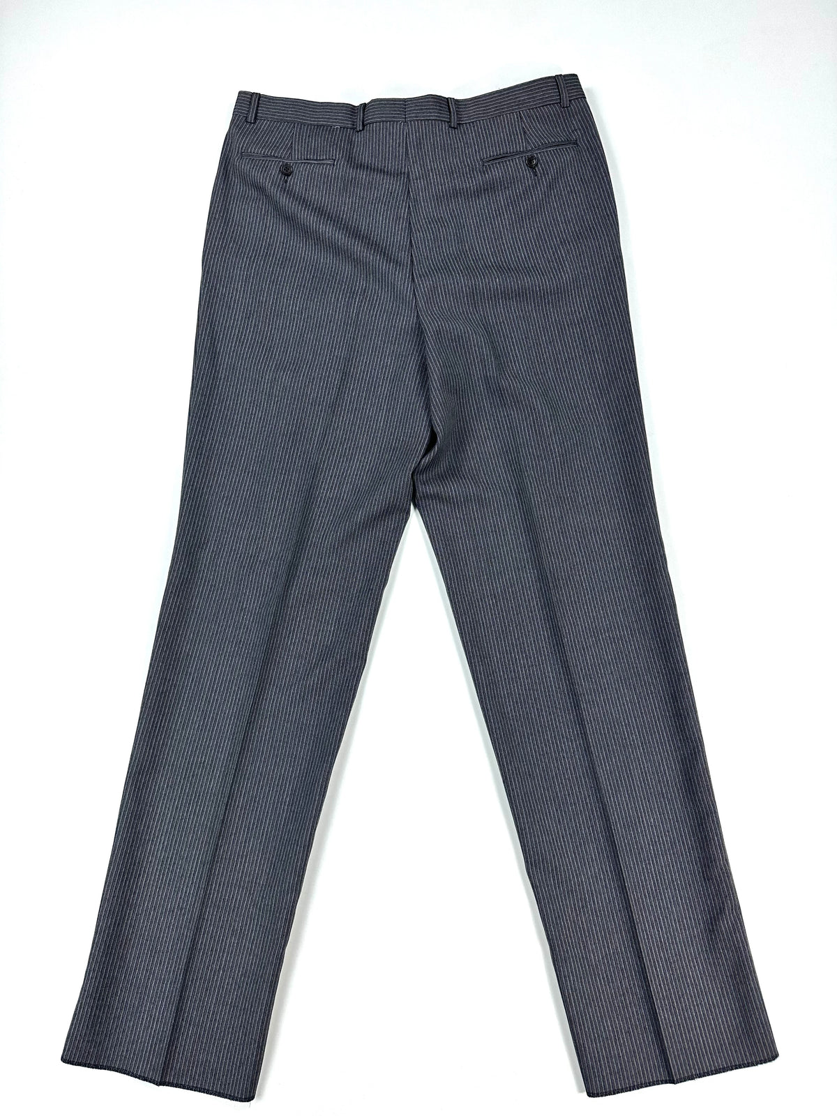 Pantalone a righe disteso di fronte, inquadratura intera