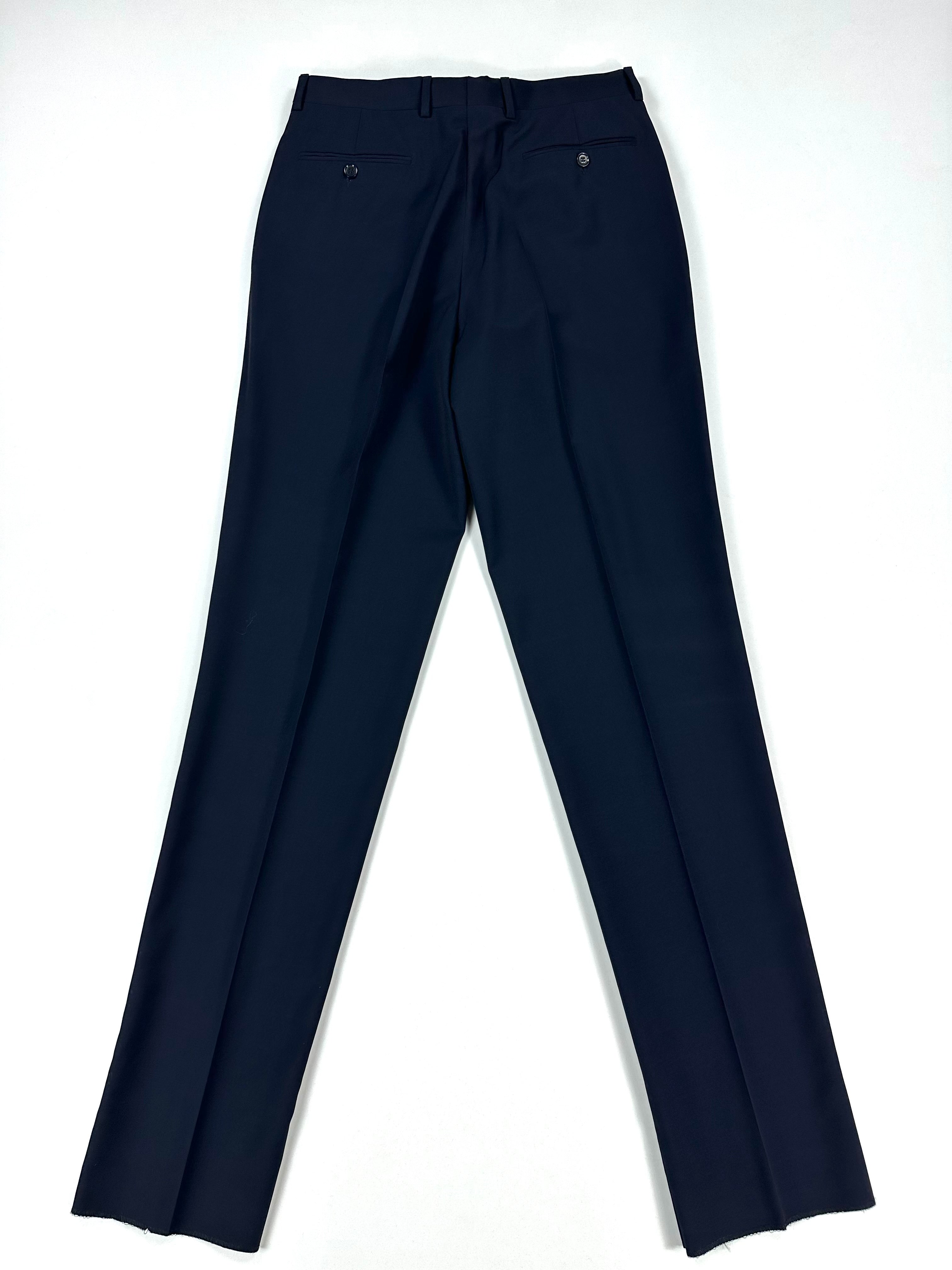 Pantalone disteso per intero, inquadratura frontale ravvicinata