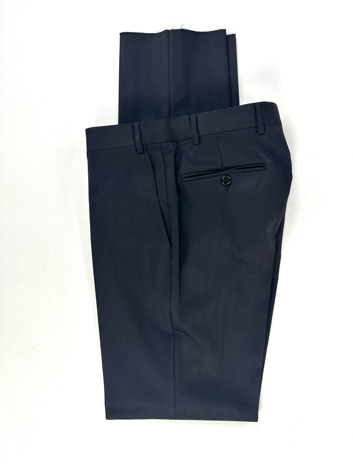 Parte alta del pantalone con passanti in vita e tasca posteriore a filetto