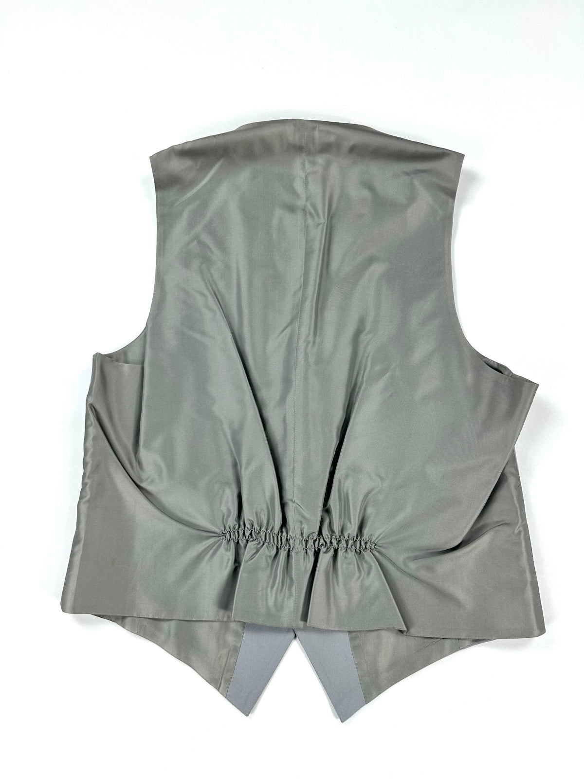 Retro del gilet in raso con cinturino elastico di regolazione in vita