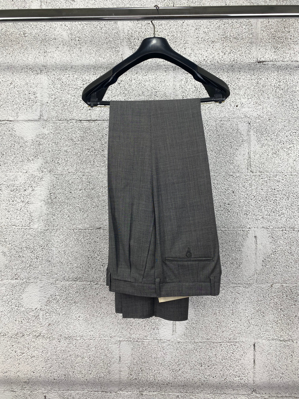 Pantalone Garrett's grigio con risvolto, piegato su gruccia