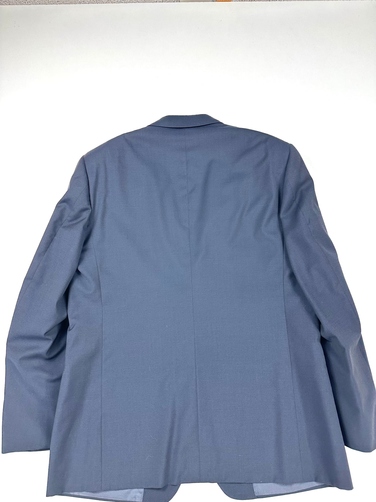 Retro della giacca blu visto da vicino: spalle, collo e maniche