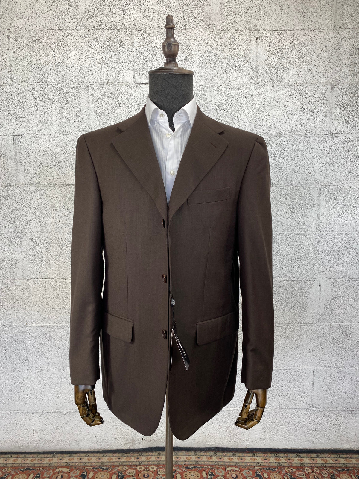 Giacca Garrett's marrone tre bottoni, vista frontale su manichino