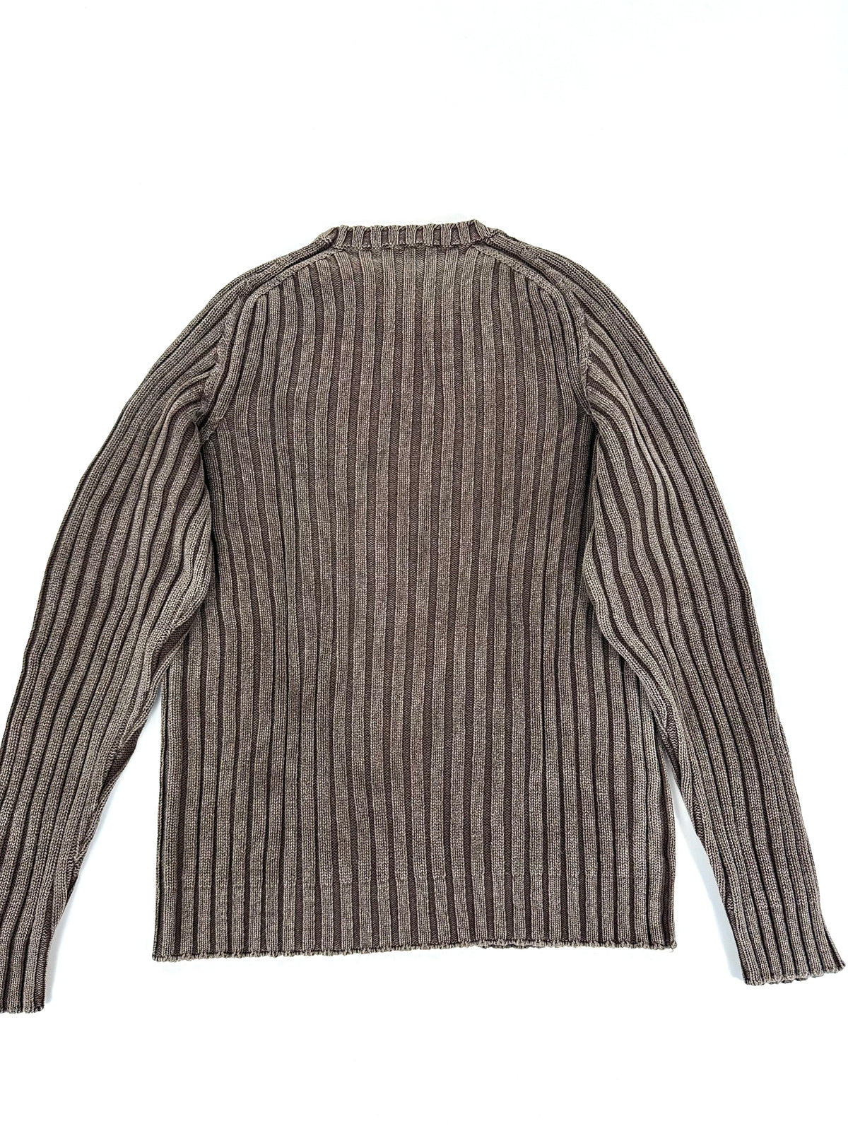 Retro del maglione a coste marrone, intero