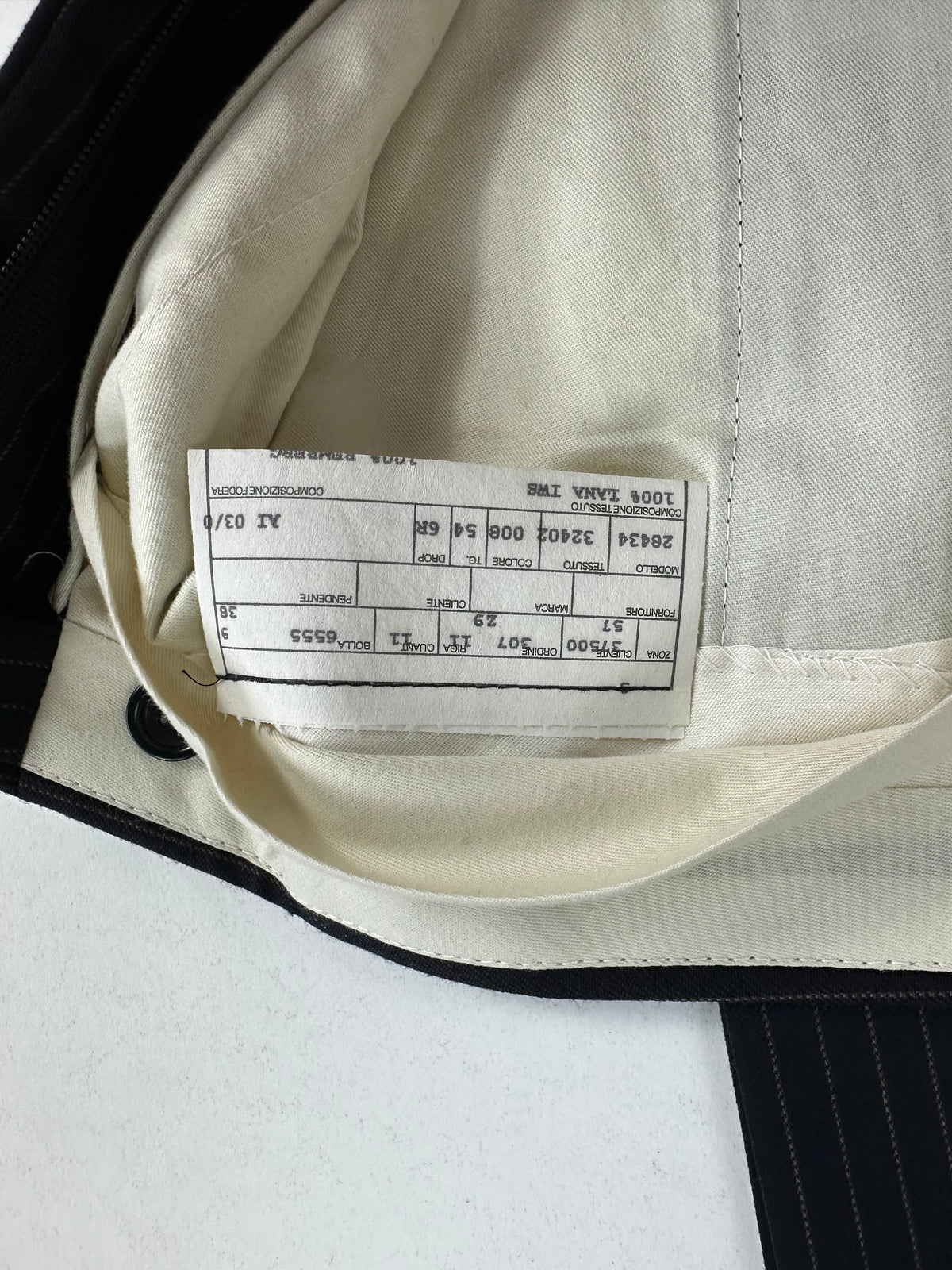 Scheda di commessa sulla fodera avorio del pantalone Garrett's