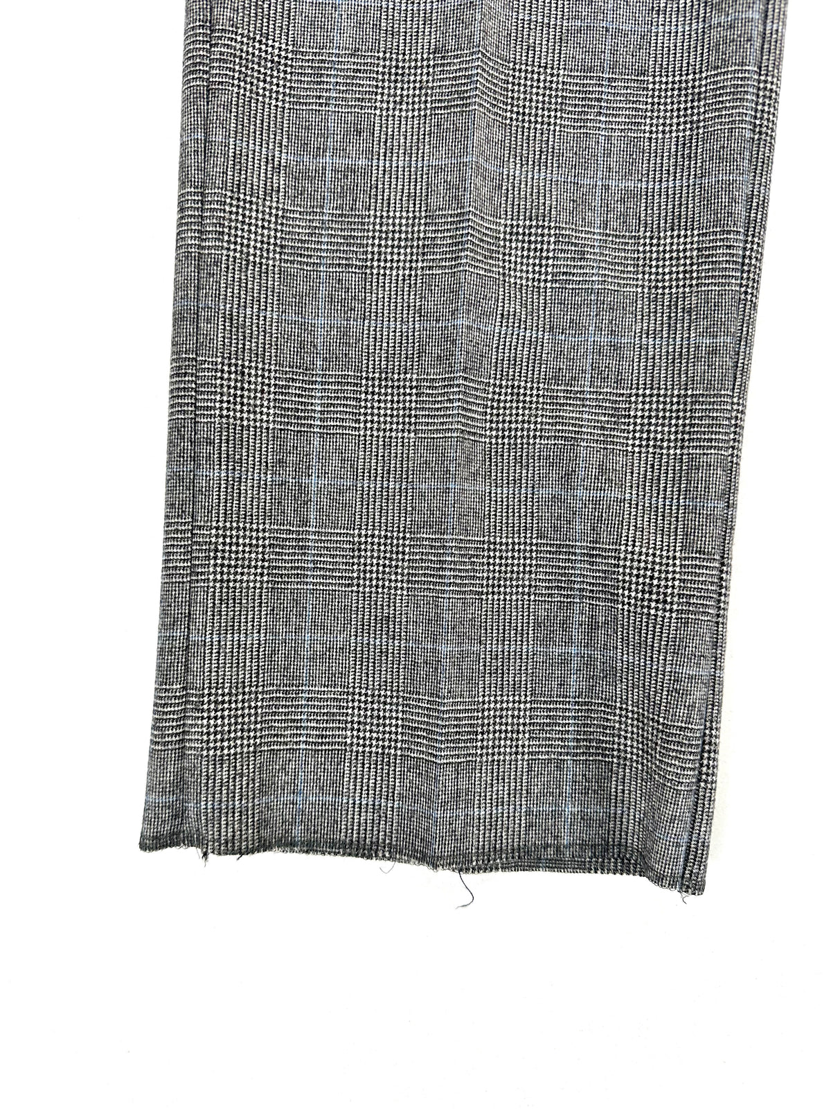 Fondo gamba del pantalone a quadri ripiegato in primo piano