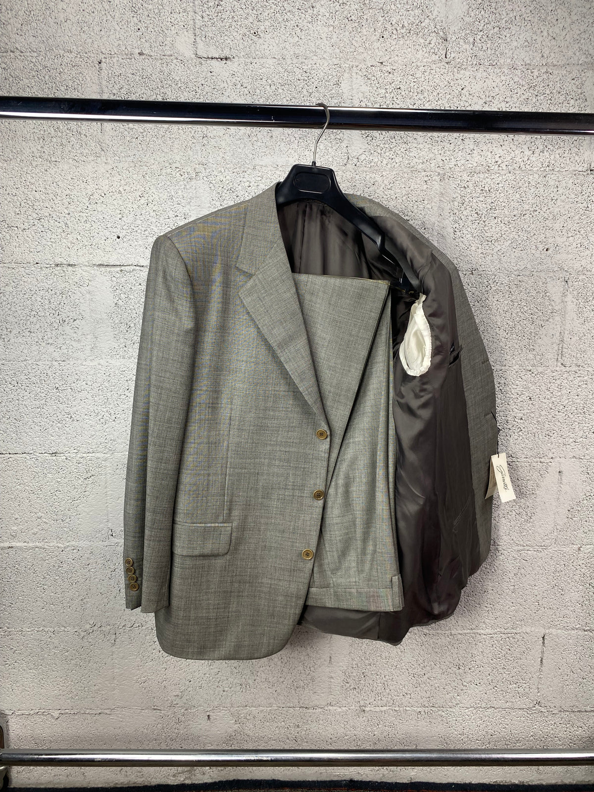 Giacca Garrett's grigio mélange aperta sulla fodera, con pantalone coordinato