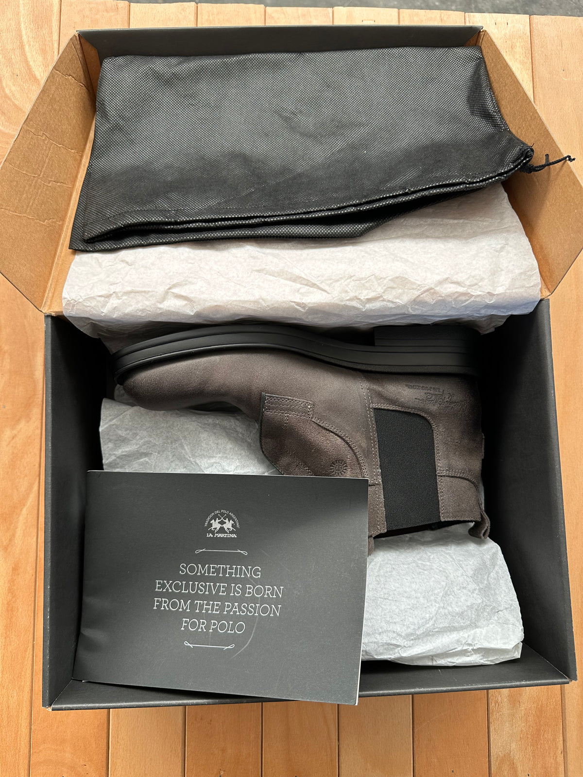Scatola originale aperta con stivaletti, dust bag nera e booklet La Martina