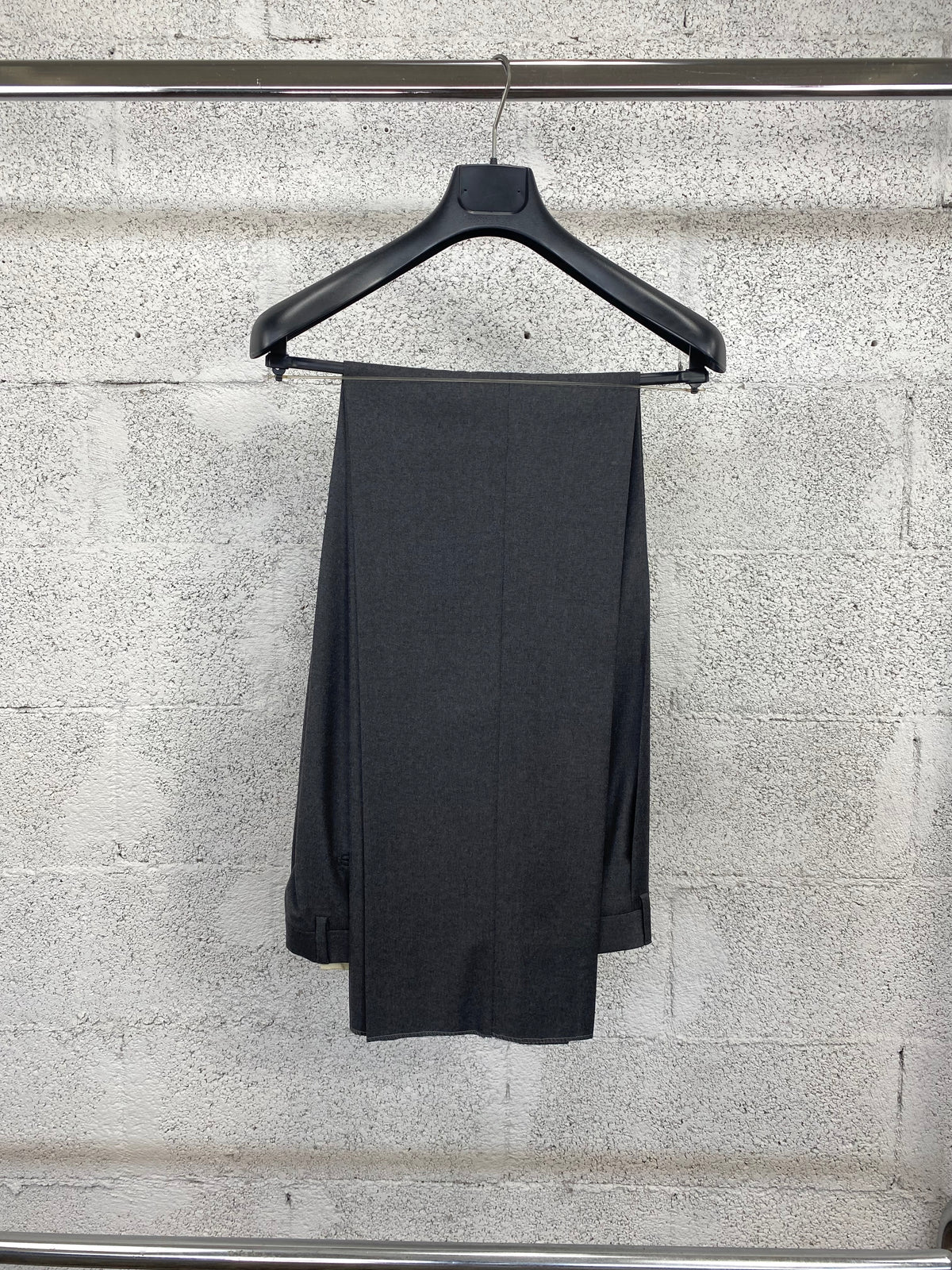 Pantalone Garrett's grigio scuro appeso per intero