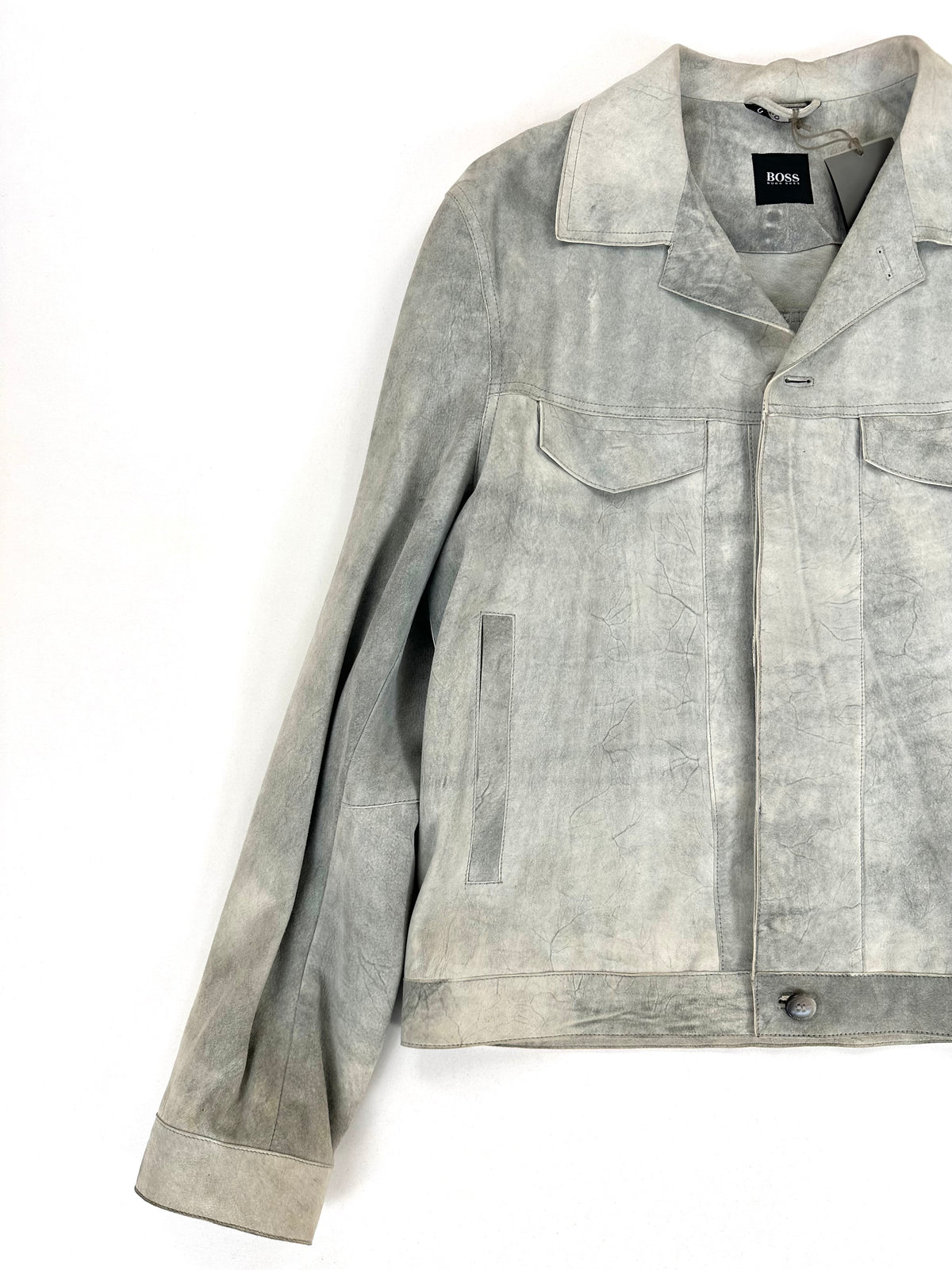 Dettaglio delle tasche a filo in vita della giacca Hugo Boss in camoscio grigio ghiaccio