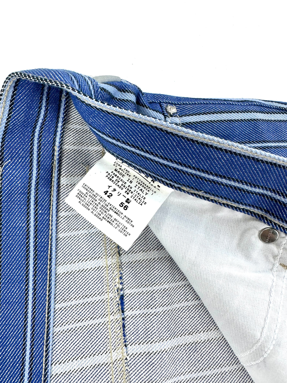Interno della cintura del jeans con etichette di taglia e composizione cucite