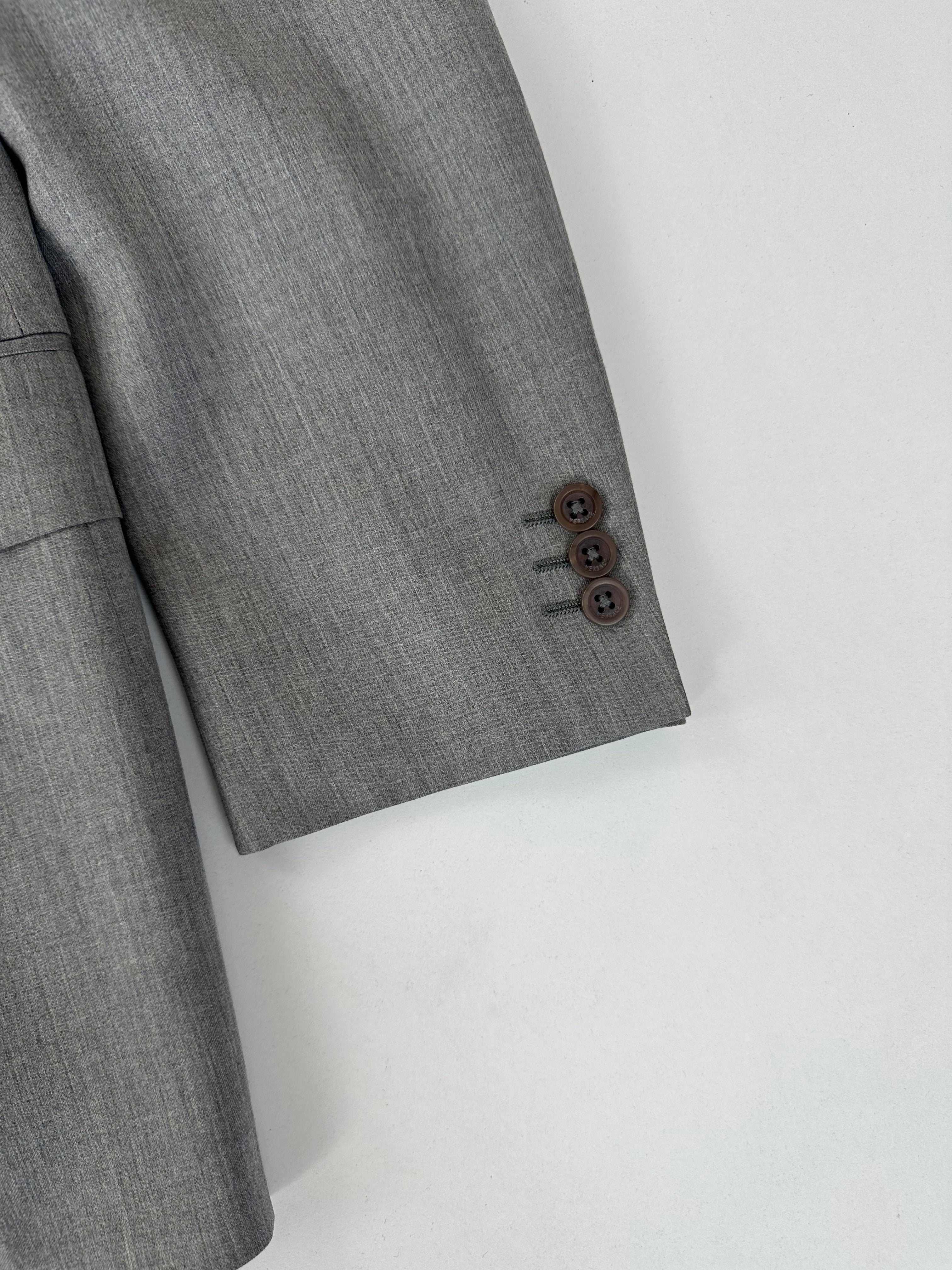Abito Gianni Versace grigio chiaro, dettaglio chiusura a tre bottoni