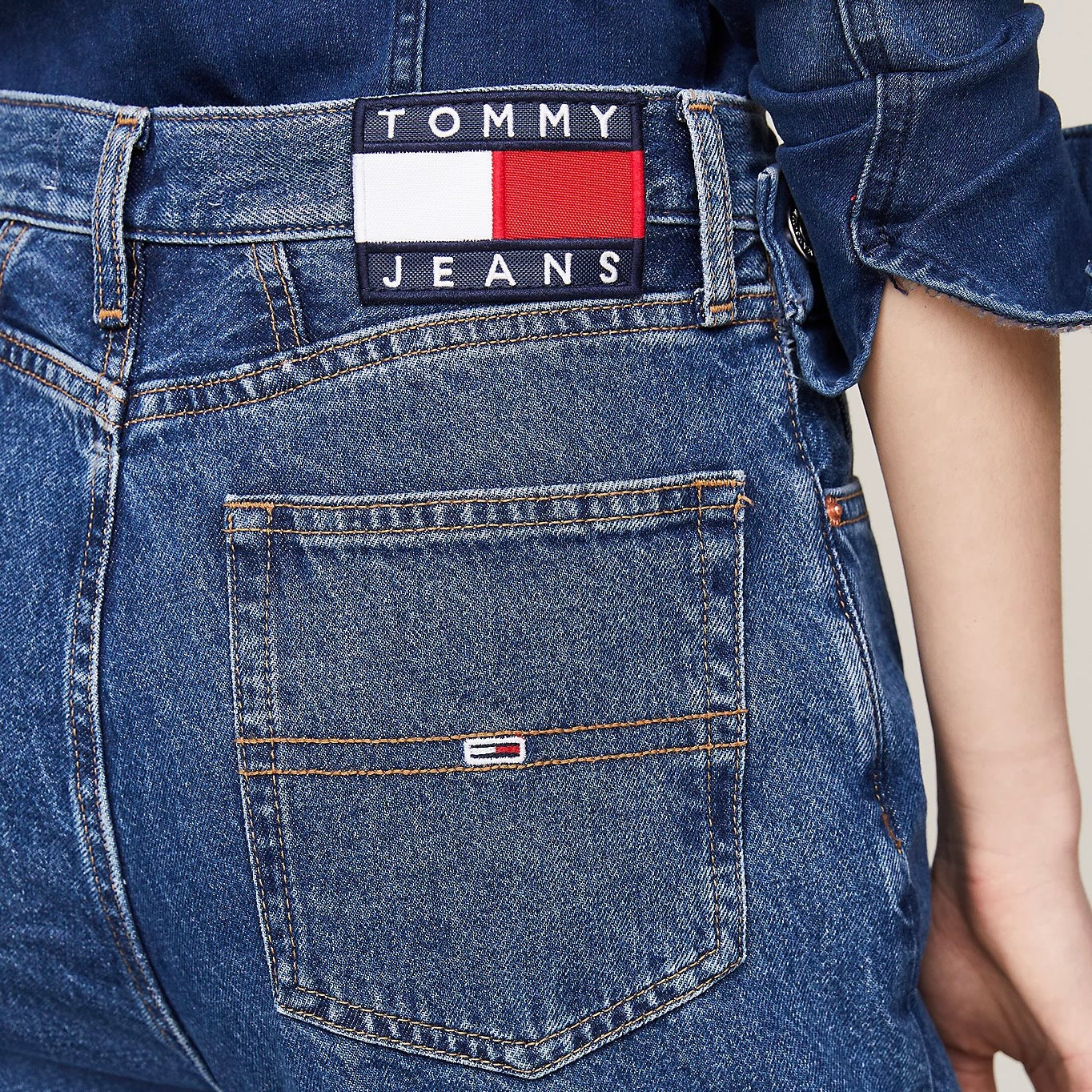 Tommy Jeans mom fit — dettaglio branding — IlBotteghino