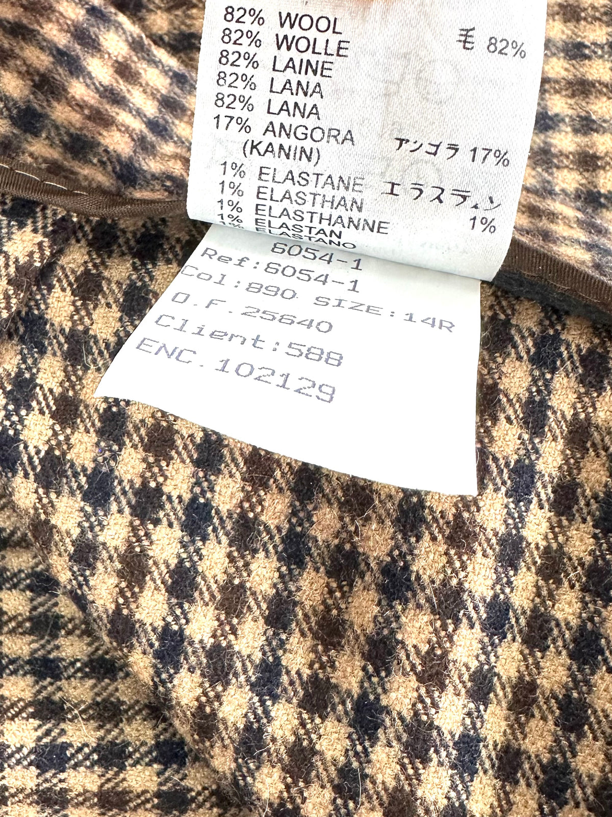 Etichetta composizione Aquascutum: 82% lana, 17% angora, 1% elastan, Made in Portugal