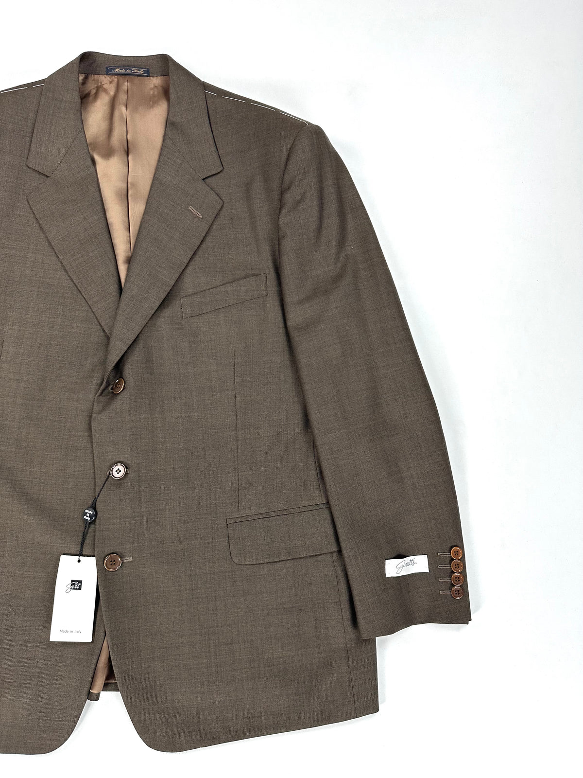 Davanti della giacca Garrett's: revers a dente, tasche a pattina e fodera cuoio a vista