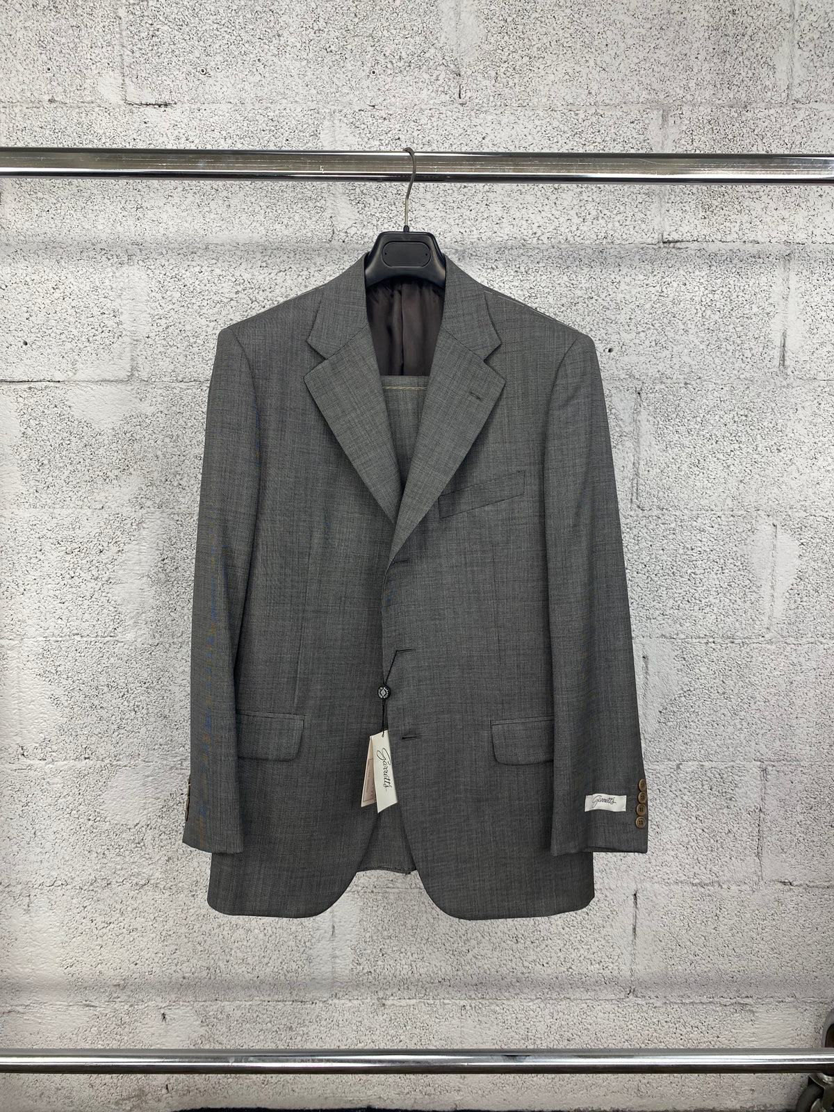 Completo Garrett's grigio tre bottoni su gruccia, vista frontale con cartellino, IT 48