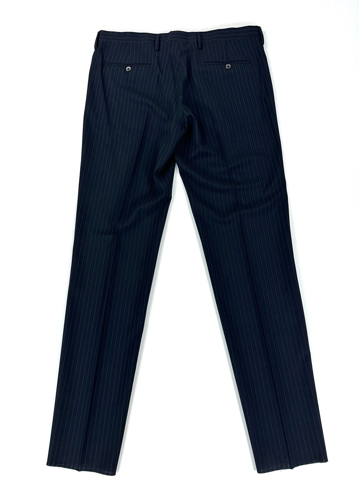 Pantalone nero gessato disteso per intero su fondo chiaro