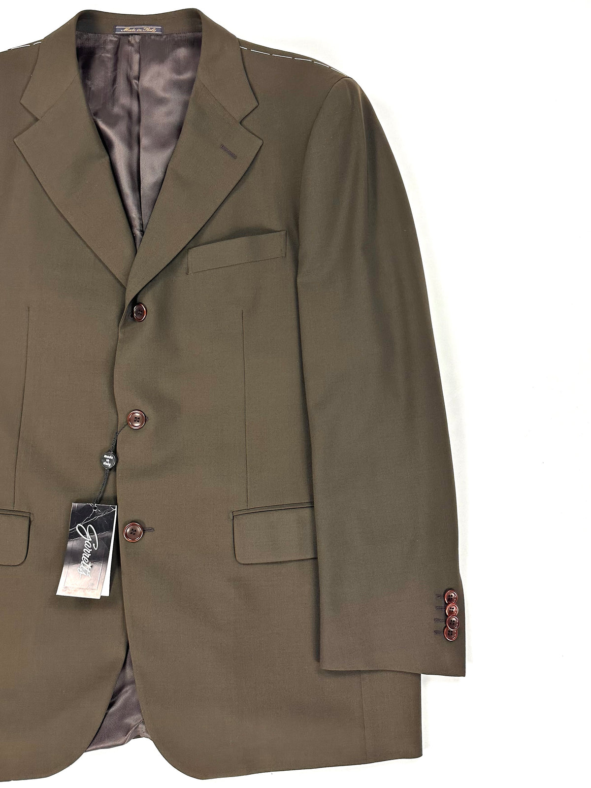 Davanti della giacca Garrett's: revers a dente, taschino a filetto e tasche a pattina