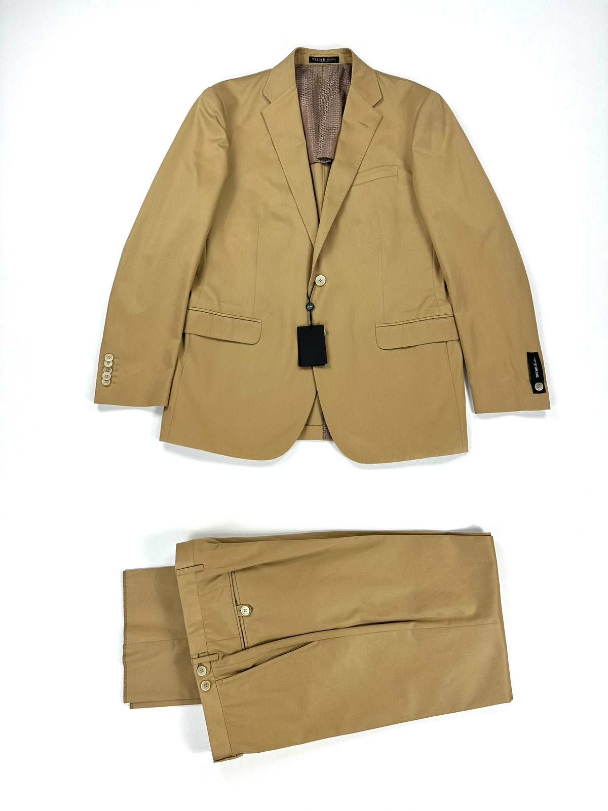 Completo Corneliani Trend beige sabbia in cotone: giacca e pantalone coordinato distesi su fondo chiaro