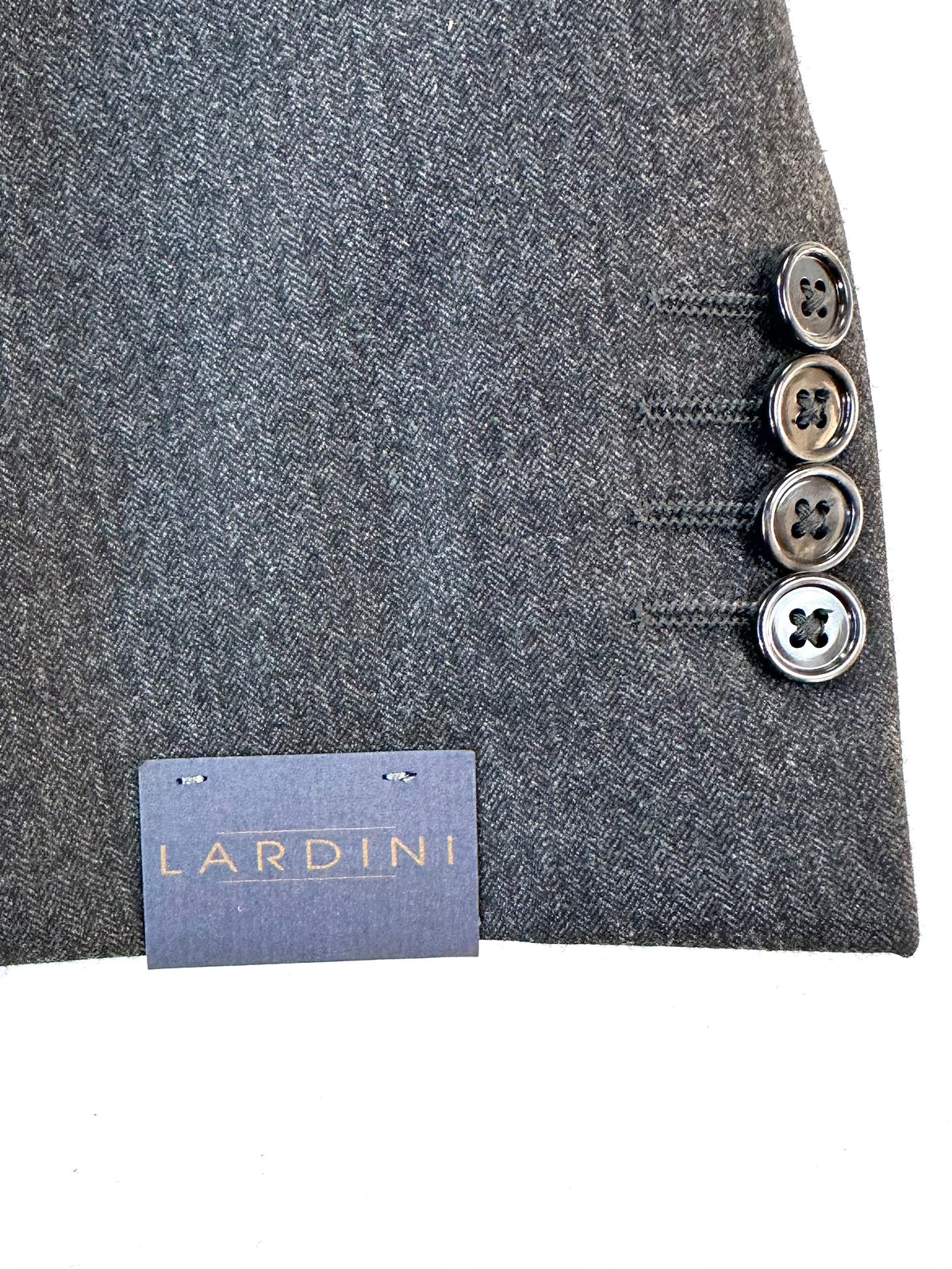 Polsino della giacca Lardini con quattro bottoni ed etichetta del marchio