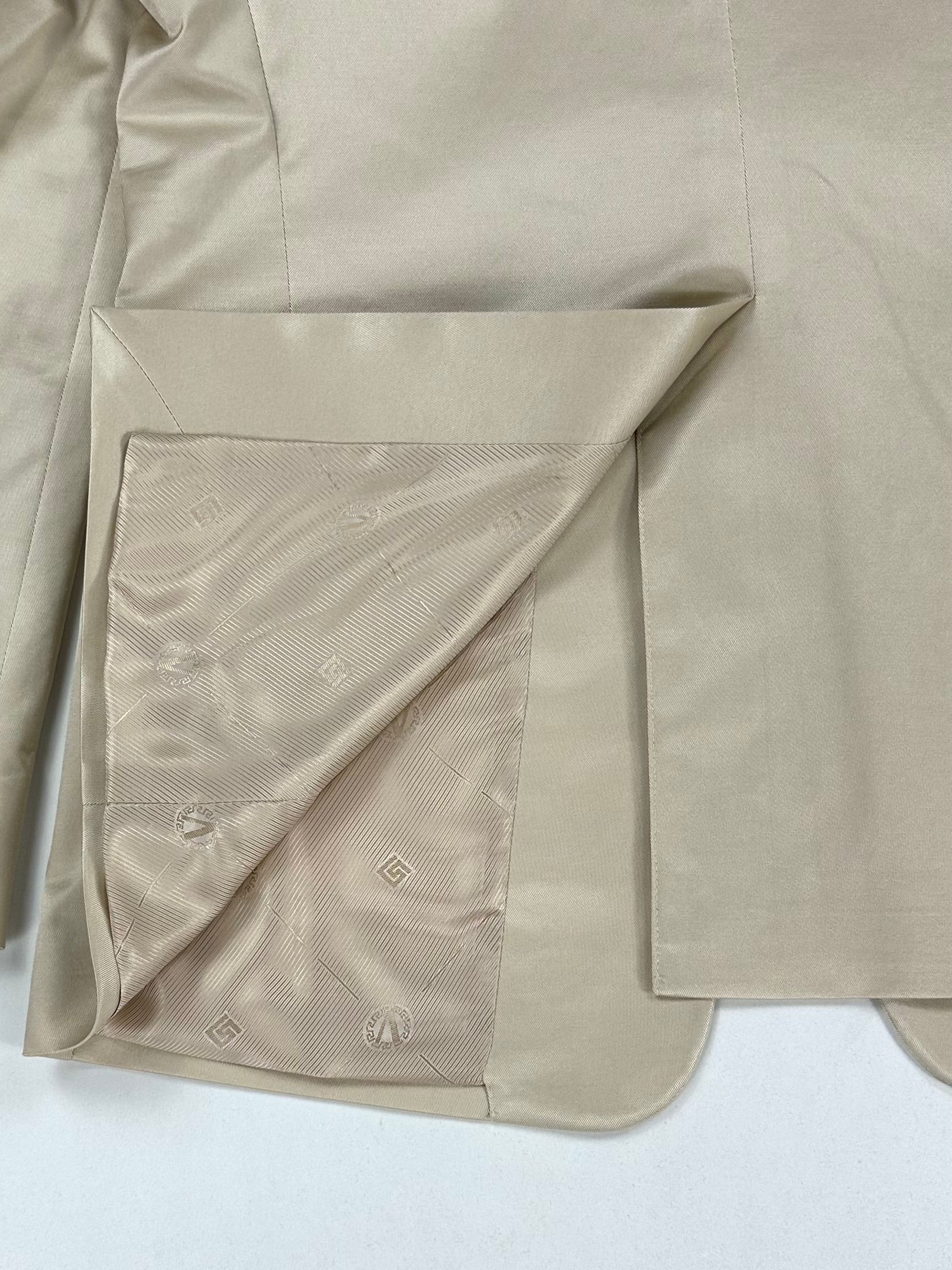 Fodera della giacca in jacquard con medaglione V e greca Versace, angolo interno sollevato