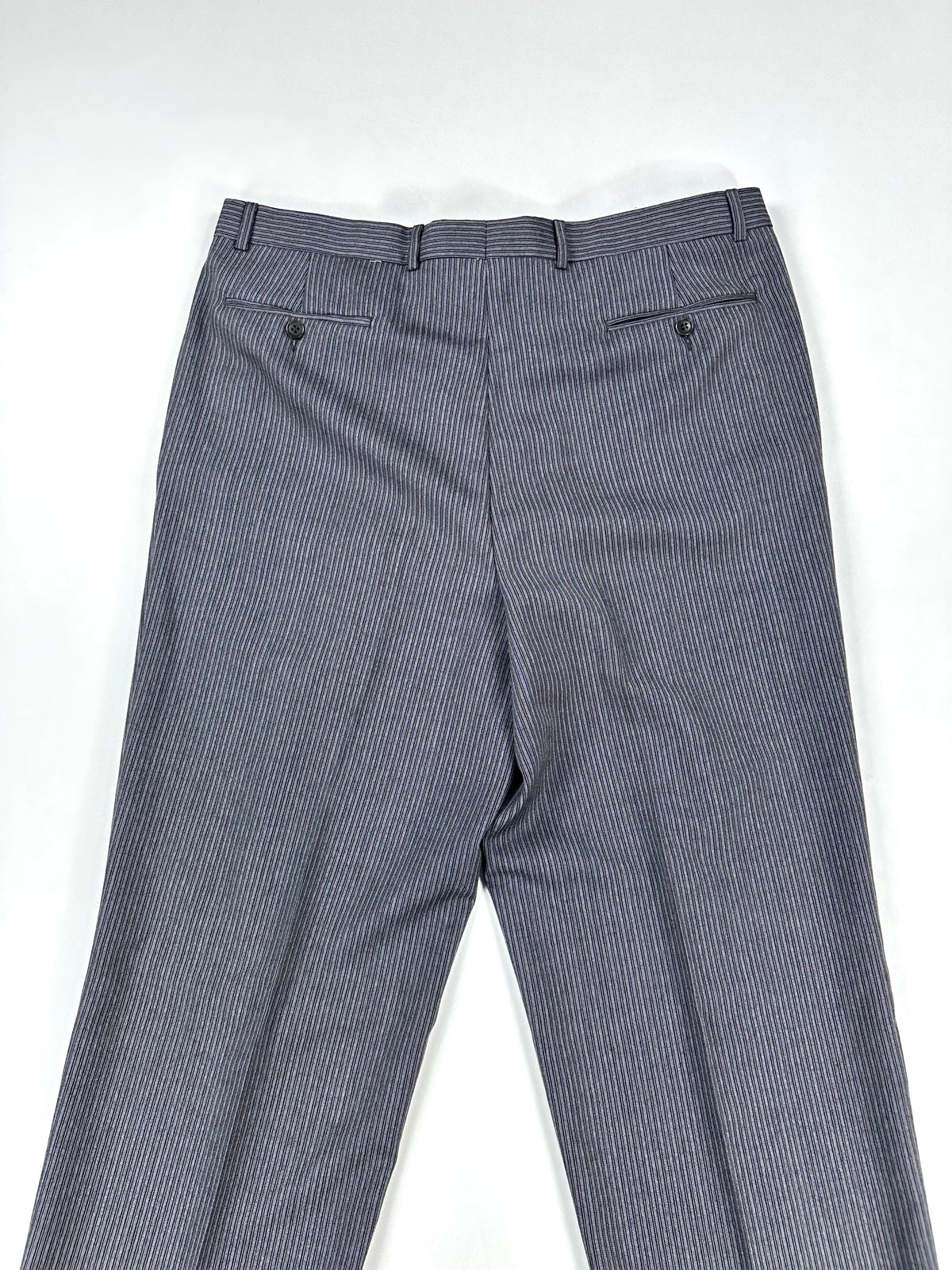 Retro del pantalone a righe: vita e tasca posteriore