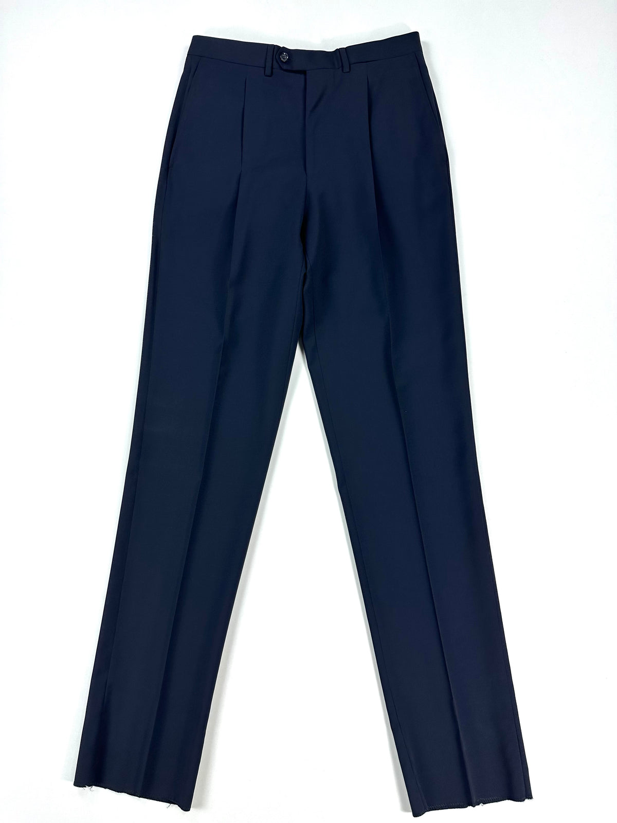 Pantalone disteso di fronte, gambe leggermente aperte