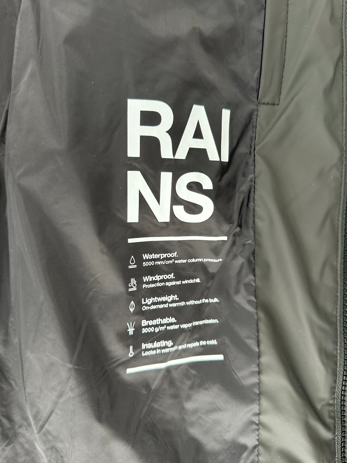 Stampa Rains sulla fodera interna: impermeabile 5.000 mm, antivento, leggera, traspirante 3.000 g/m², isolante
