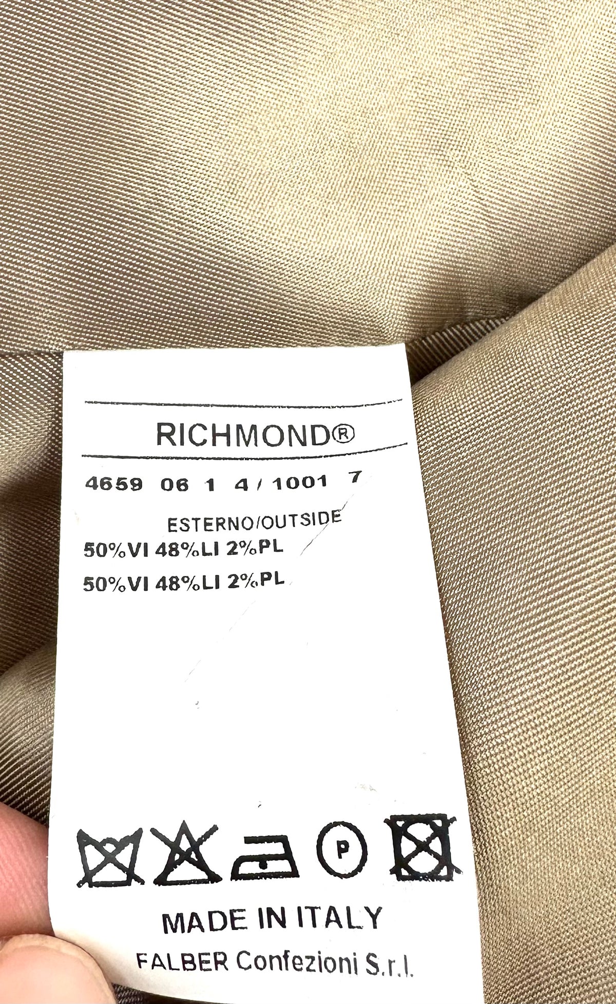 Etichetta Richmond con composizione del tessuto esterno: 50% viscosa, 48% lino, 2% poliestere