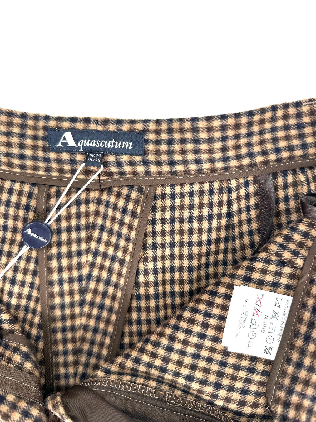 Interno della vita del pantalone Aquascutum con etichetta UK 14 USA 12 e istruzioni di lavaggio a secco