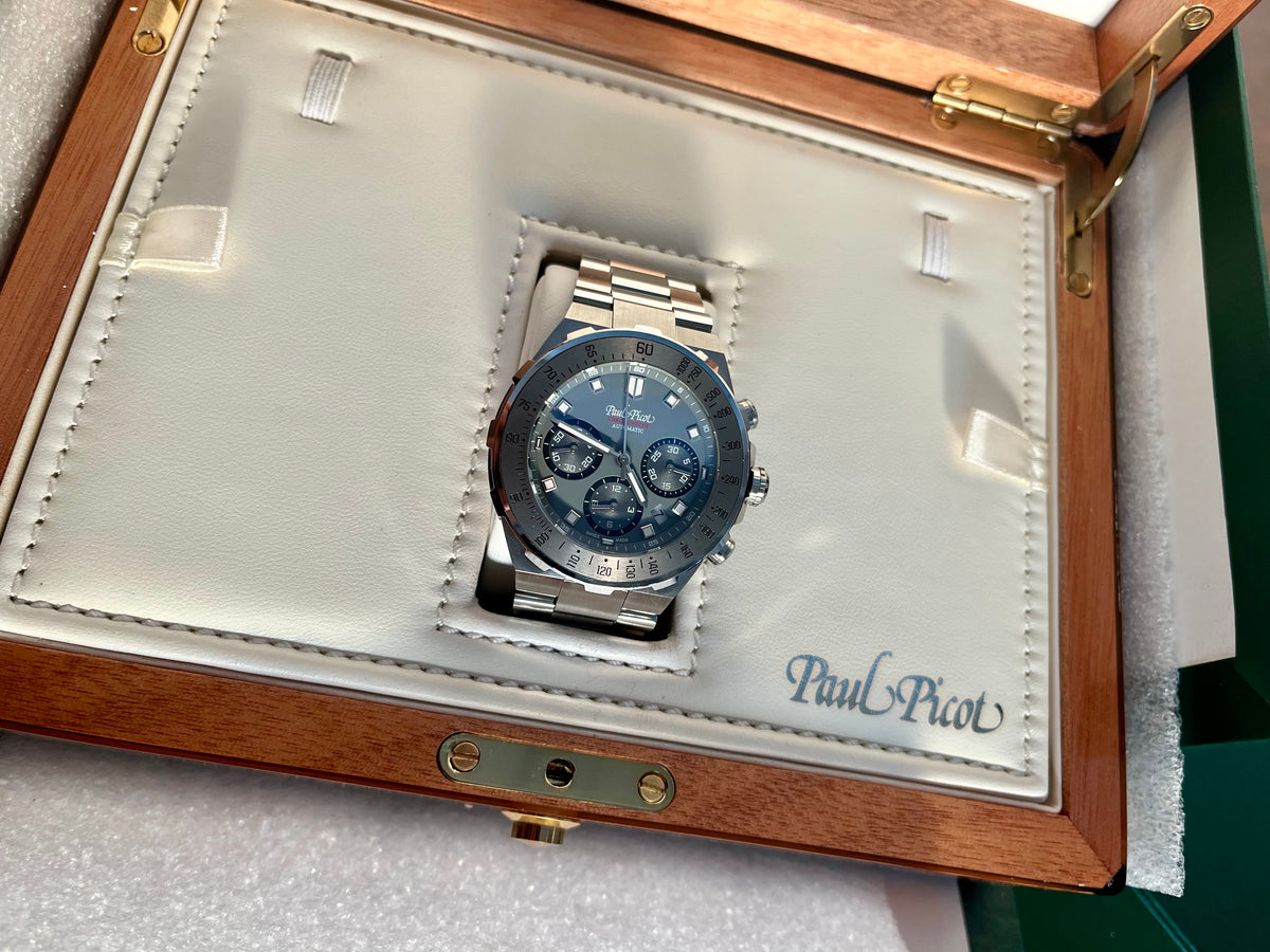 Paul Picot Yachtman Tachymeter — vista angolata nella scatola originale con logo Paul Picot — IlBotteghino