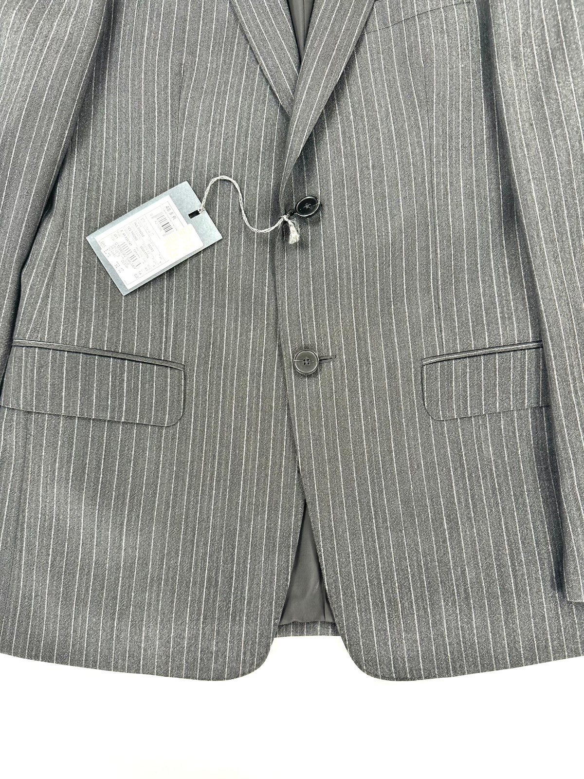Fondo della giacca Zegna con tasche a pattina e cartellino, su tessuto gessato