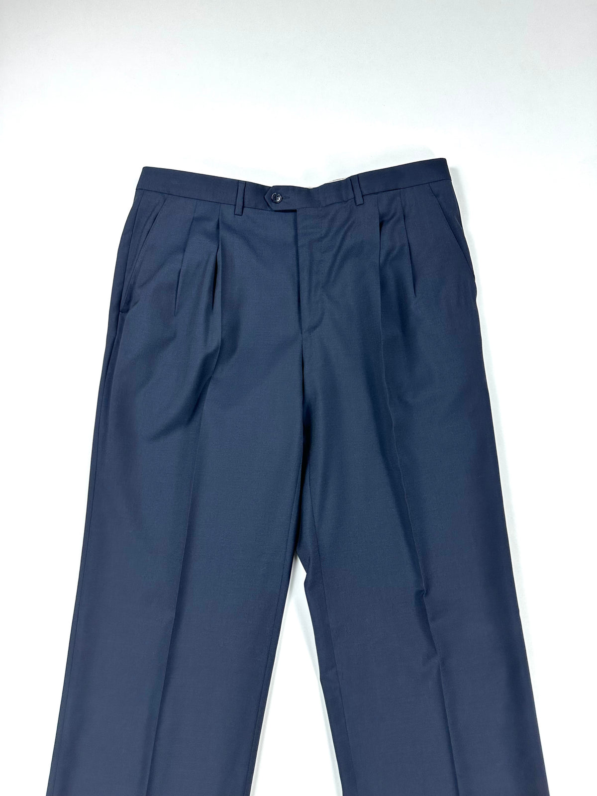 Parte alta del pantalone blu: vita con pince e passanti