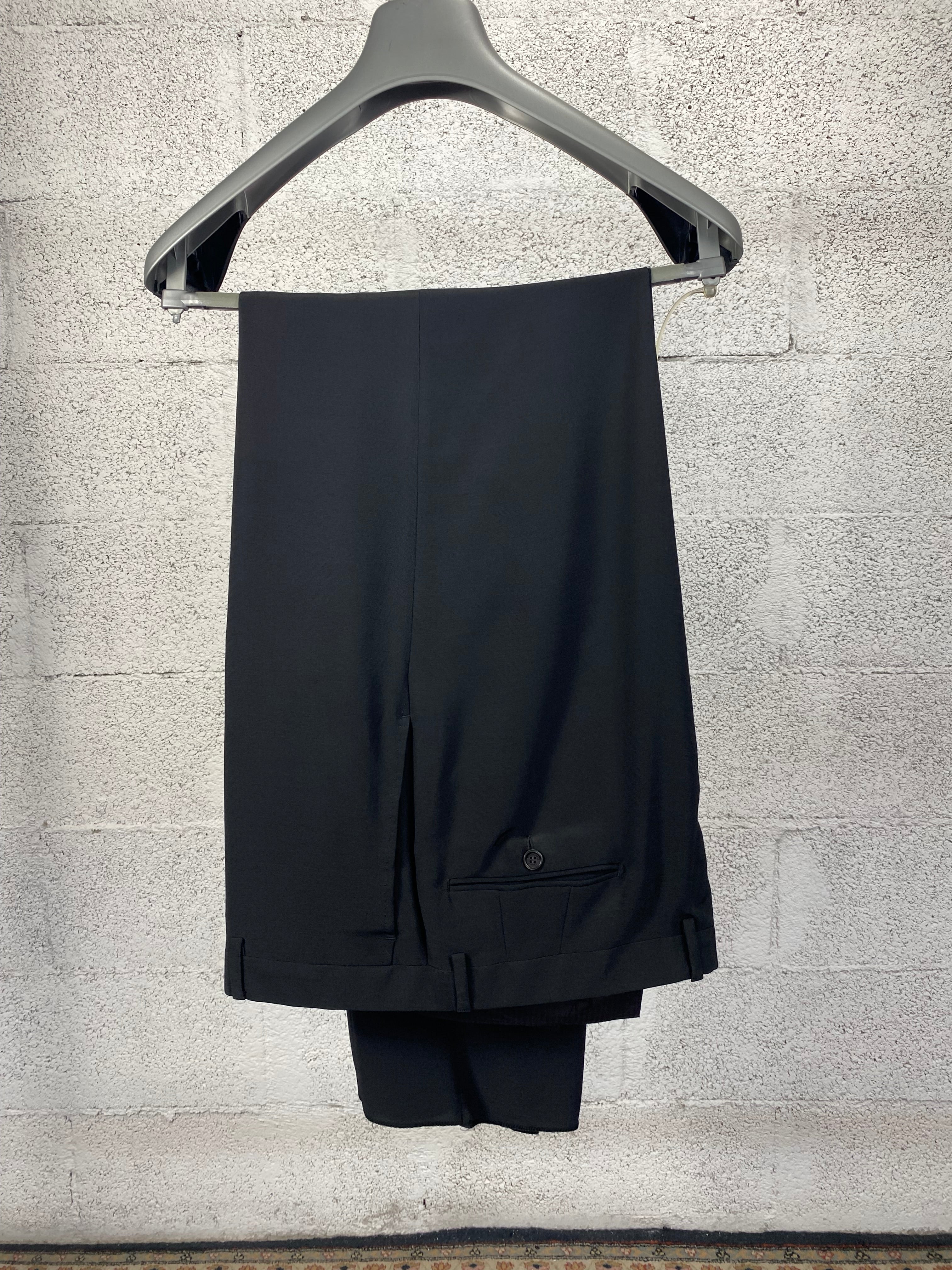 Completo Carlo Pignatelli nero, pantalone coordinato vista posteriore