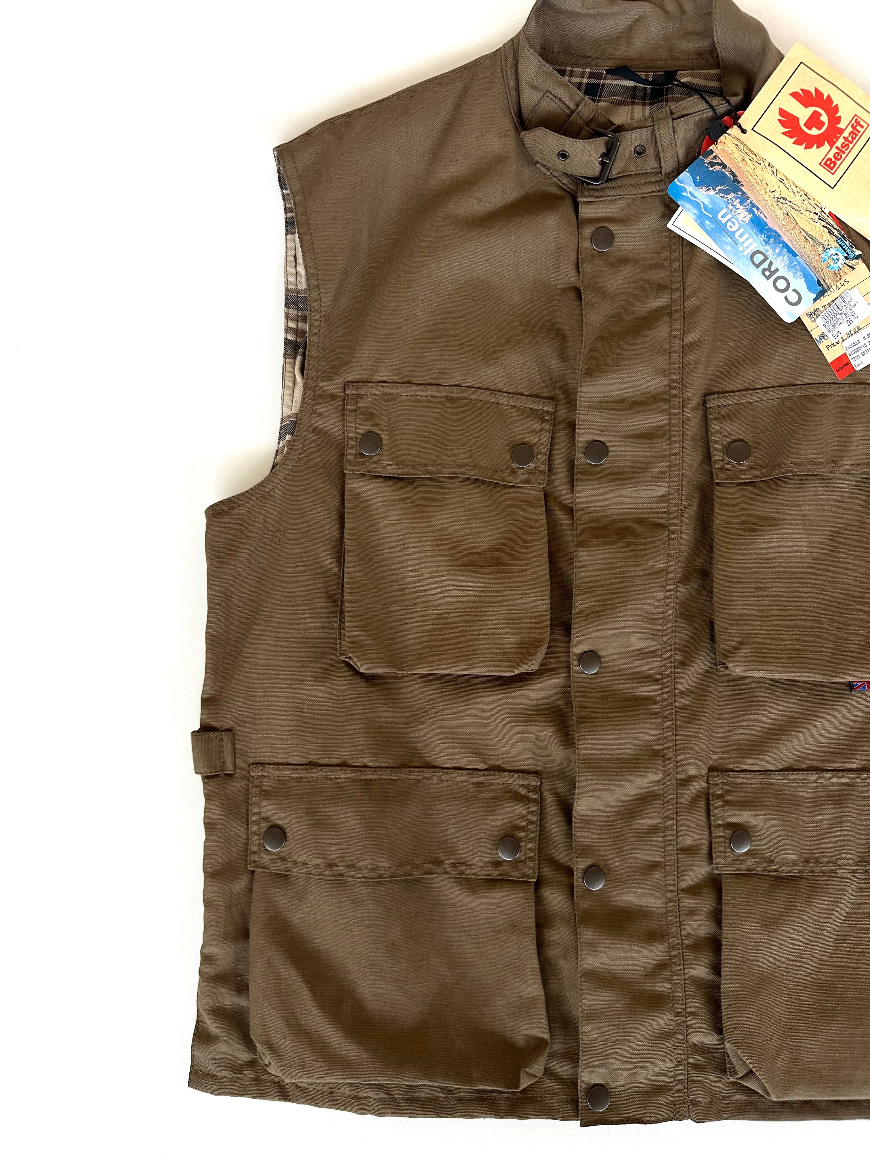 Dettaglio collo con fodera tartan, gilet Belstaff Britannia