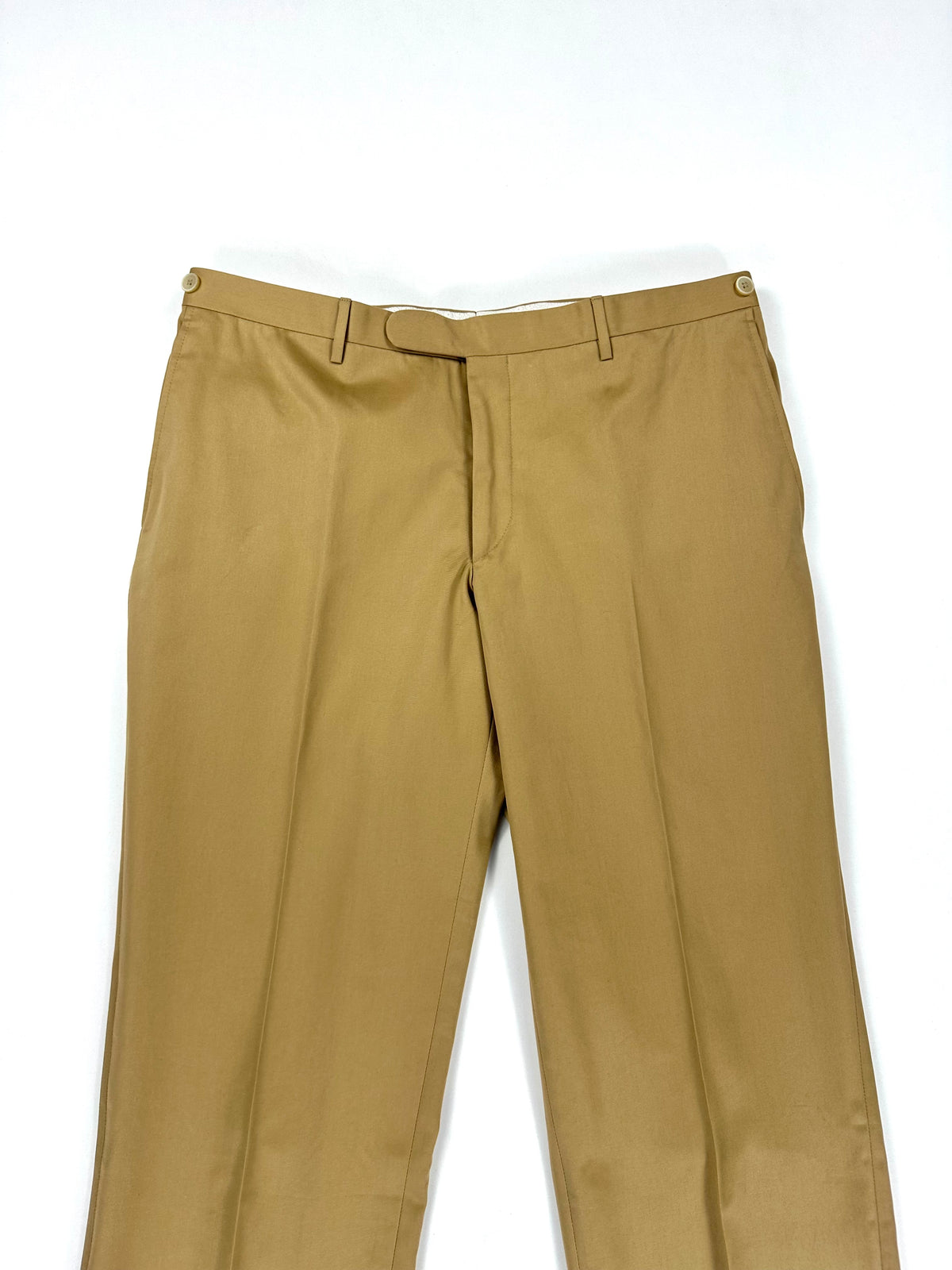 Vita del pantalone vista dall'alto, con passanti e bottone di chiusura