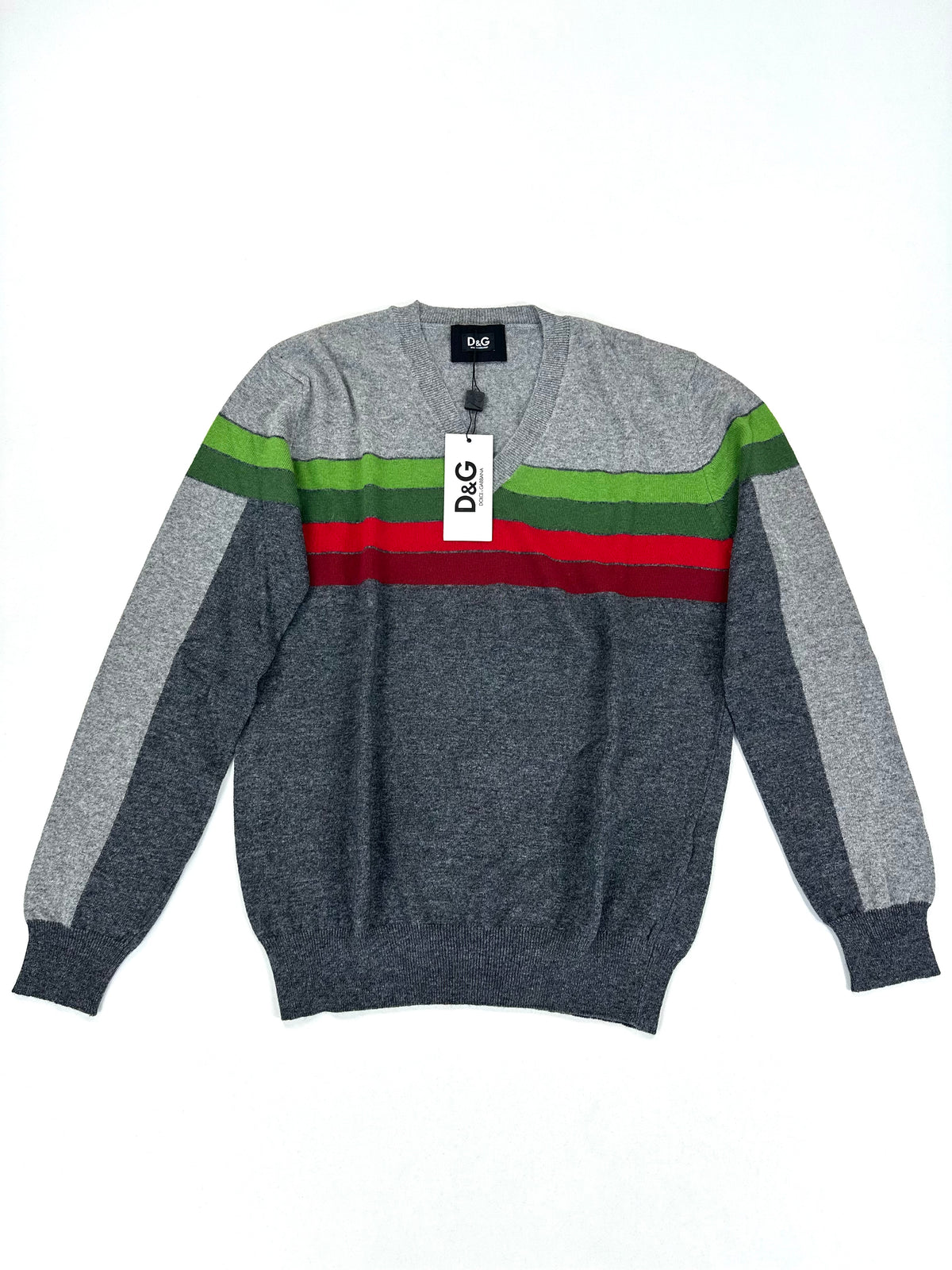 Maglione Dolce & Gabbana grigio con bande verde e rossa sul petto, visto di fronte, con cartellino applicato
