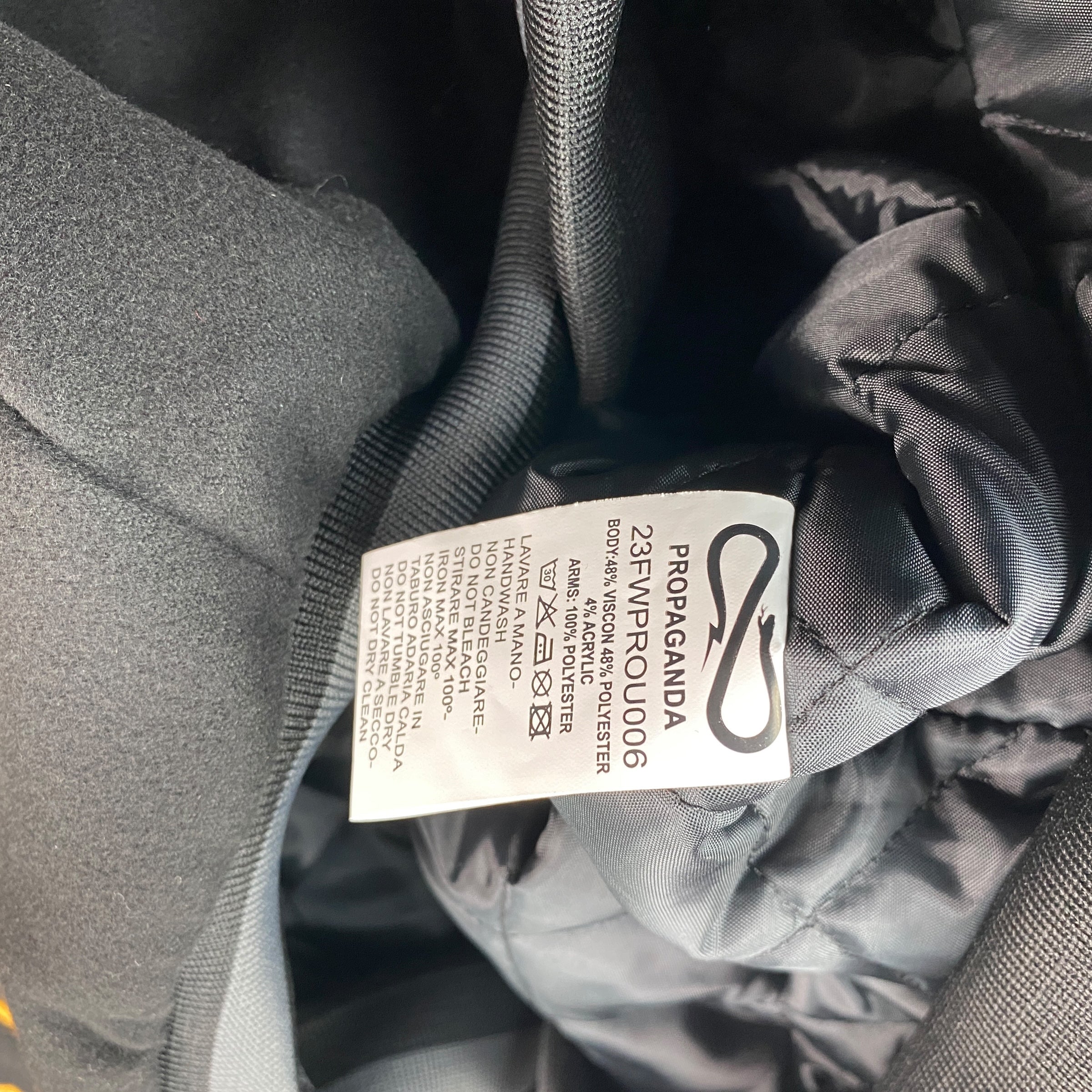 Interno del bomber Propaganda con fodera ed etichetta di composizione con codice 23FWPROU006
