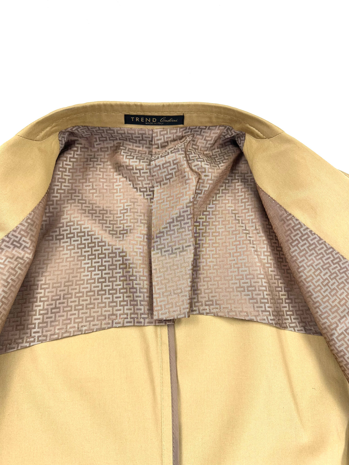 Interno del collo e delle spalle della giacca, con la fodera jacquard geometrica in vista
