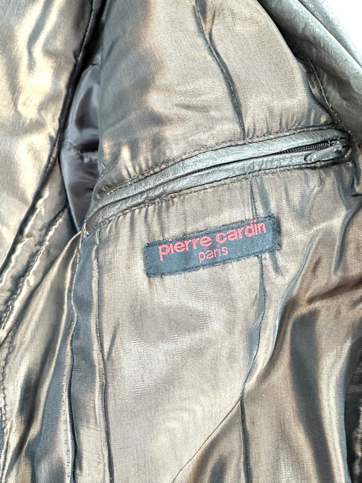Retro del montone marrone scuro con collo in volpe, intero
