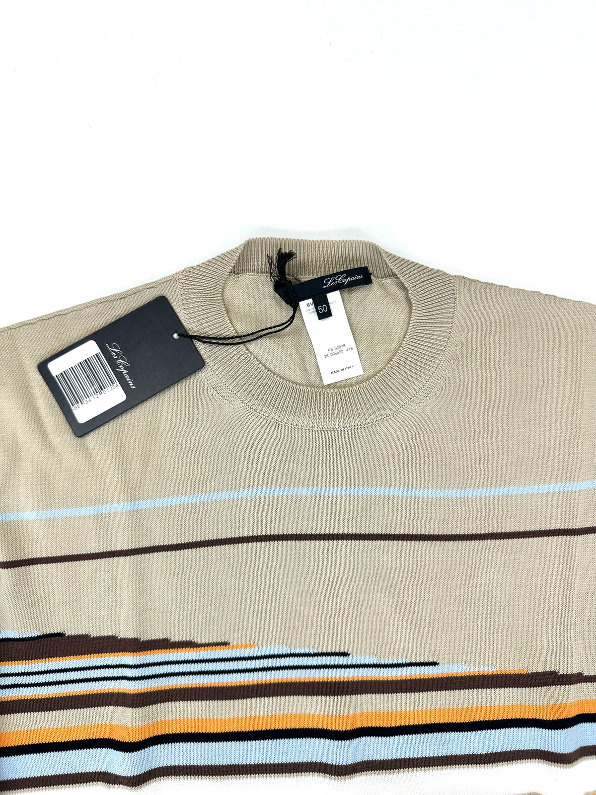 Parte alta della maglia: girocollo beige in tinta unita e cartellino appeso