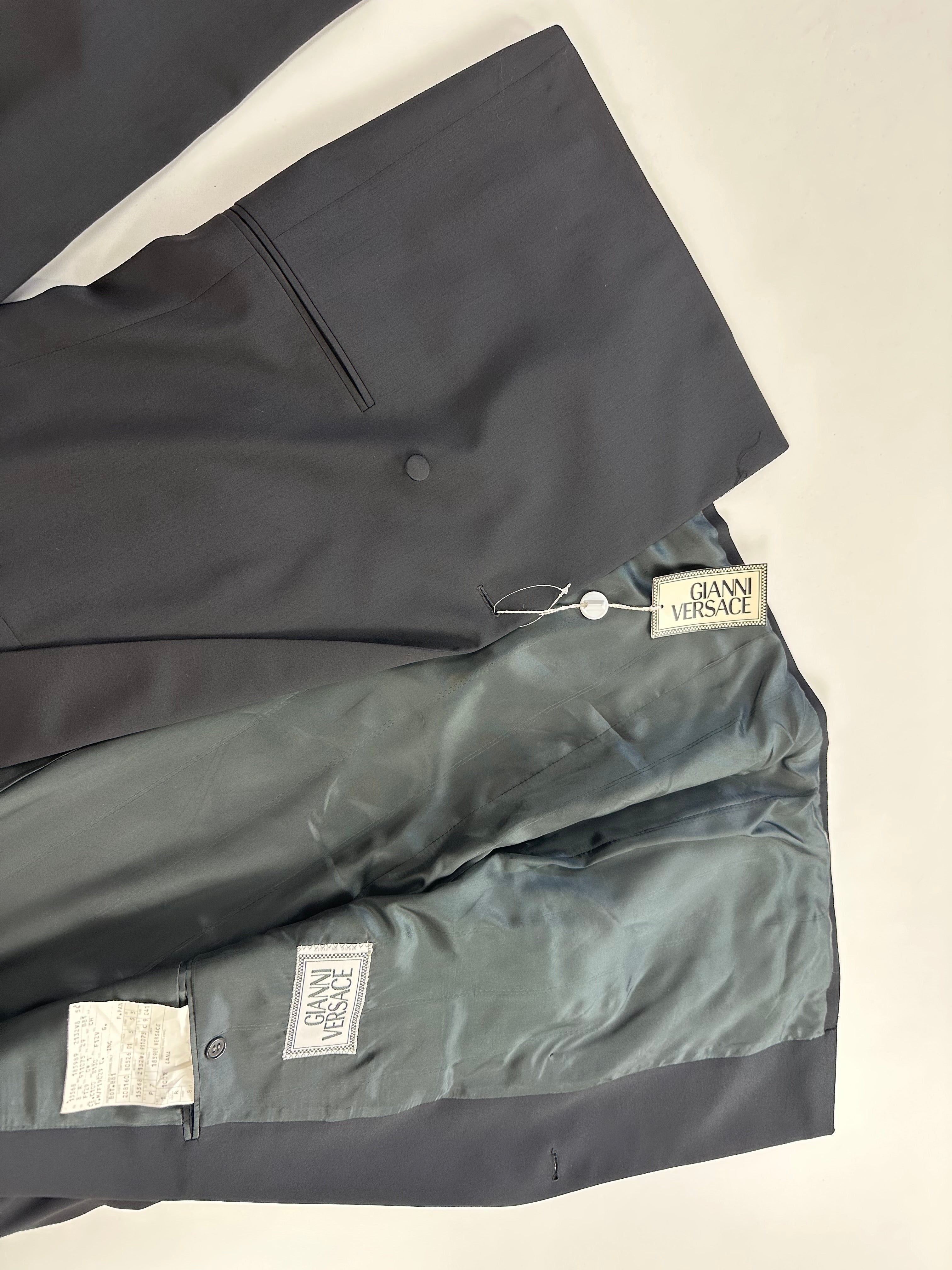 Abito Gianni Versace nero smoking, pantalone coordinato vista frontale